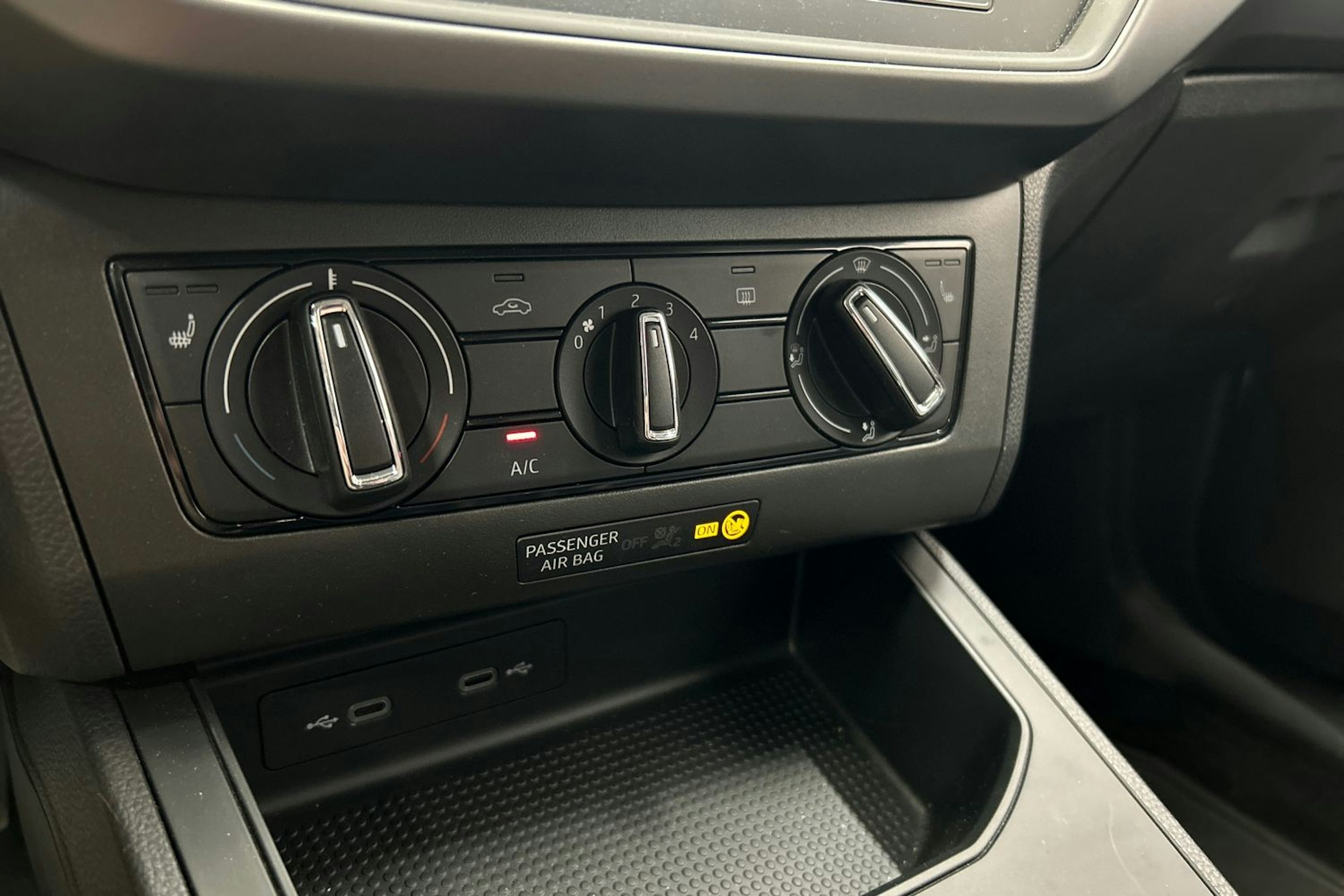 valkoinen SEAT Ibiza 2021 kuva 26.