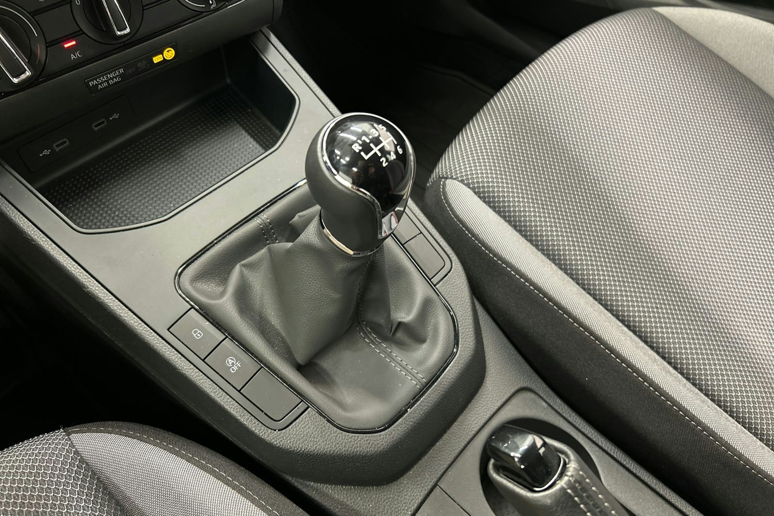 valkoinen SEAT Ibiza 2021 kuva 27.