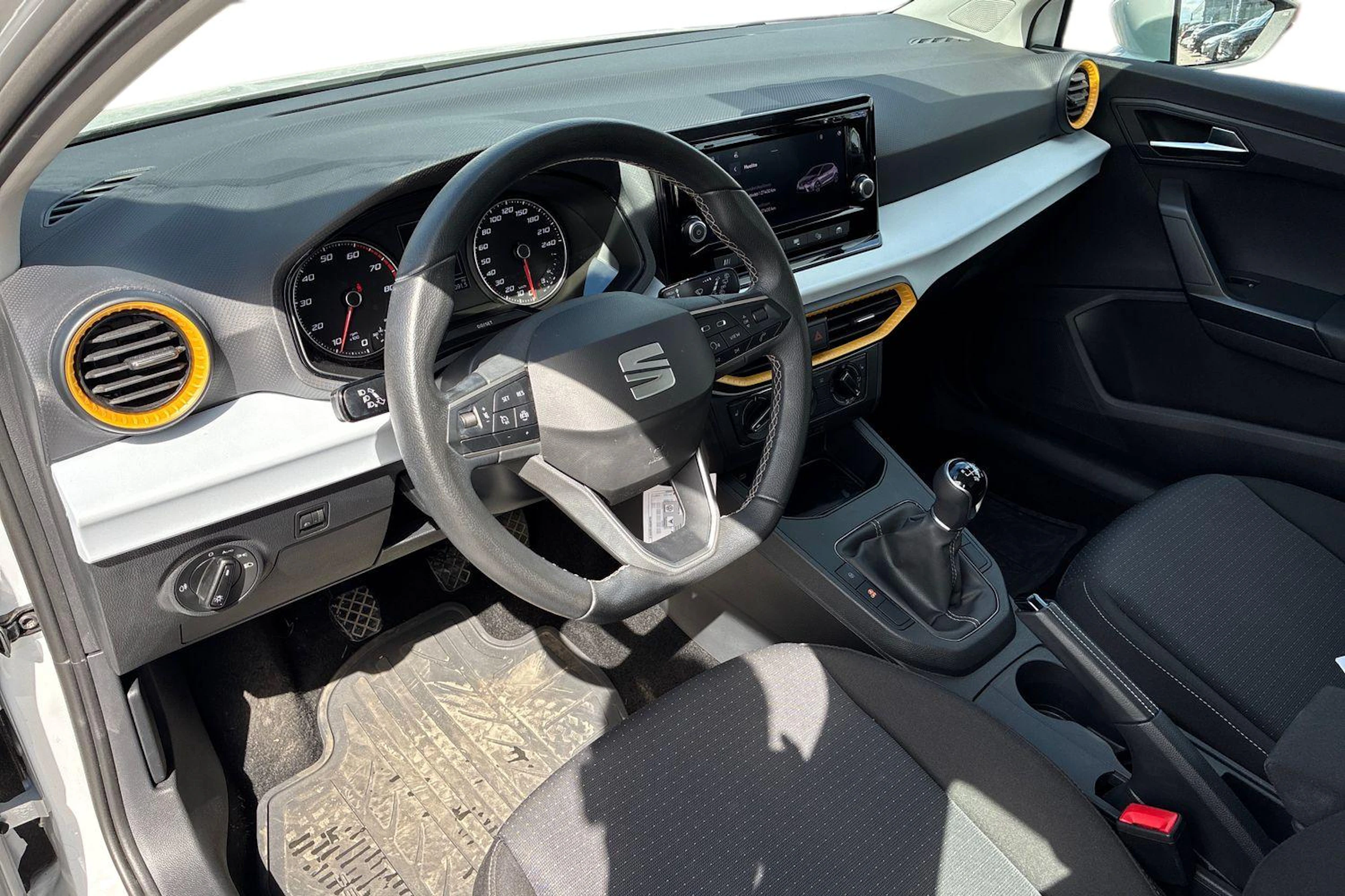 valkoinen SEAT Ibiza 2022 kuva 3.