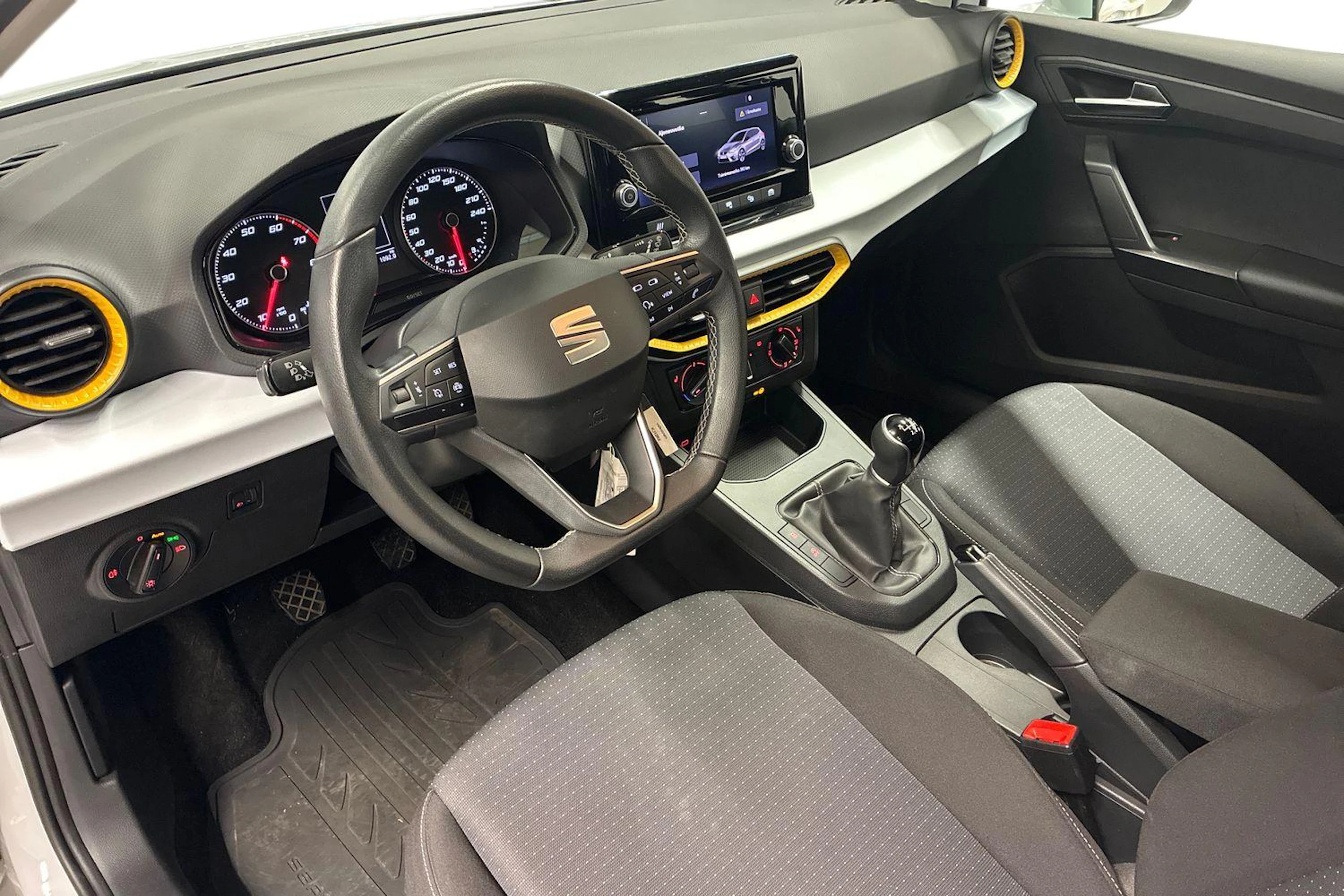 valkoinen SEAT Ibiza 2022 kuva 6.