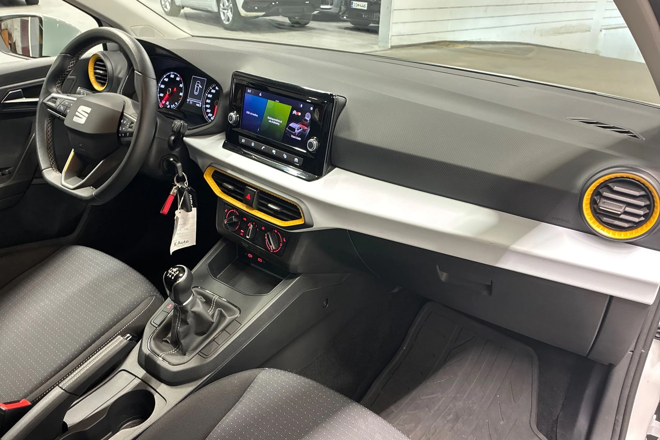 valkoinen SEAT Ibiza 2022 kuva 28.