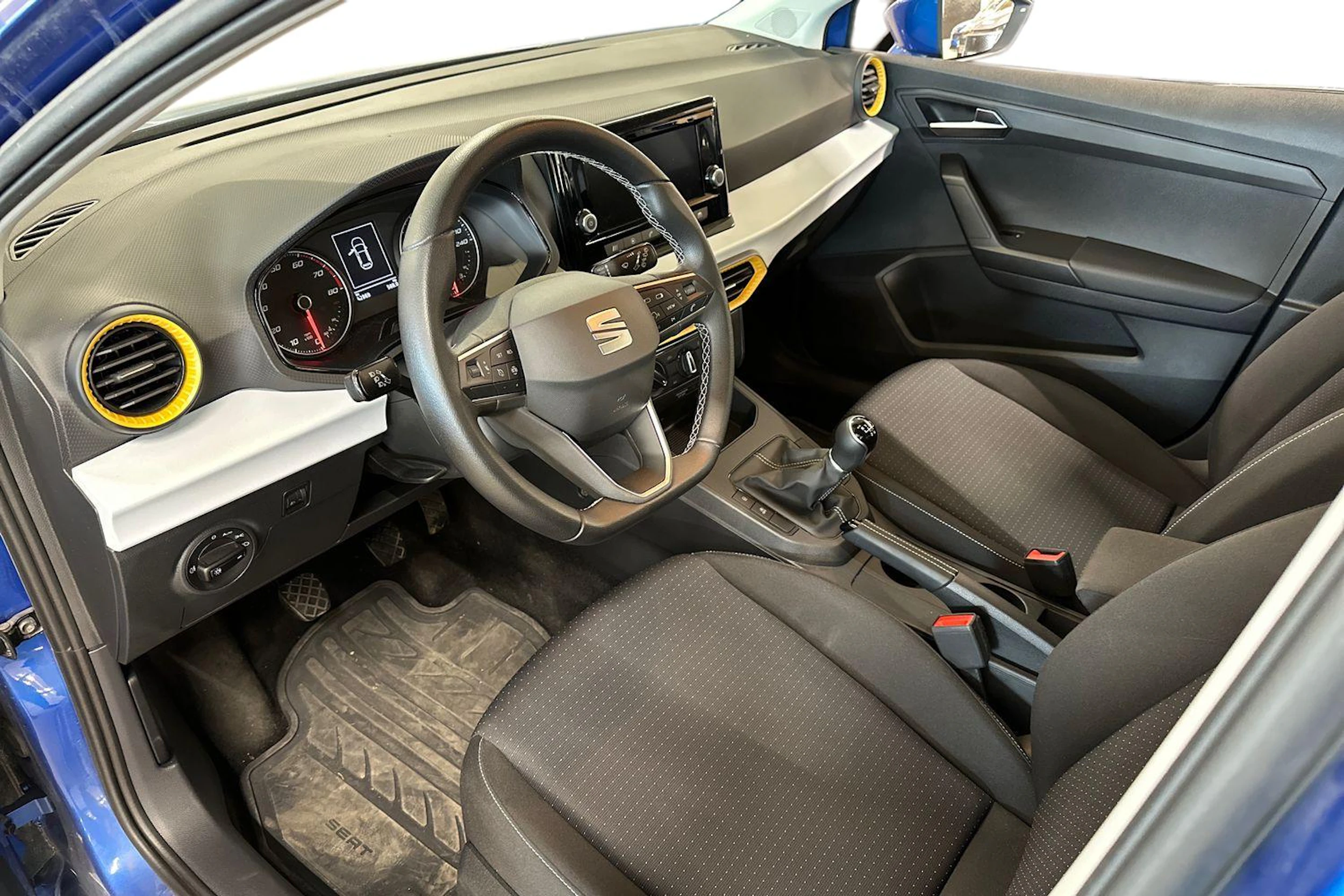 sininen SEAT Ibiza 2022 kuva 3.