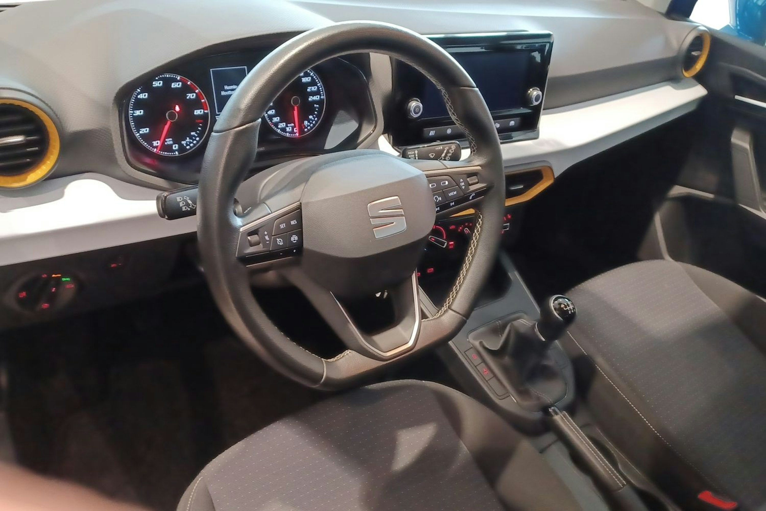 oranssi SEAT Ibiza 2022 kuva 7.