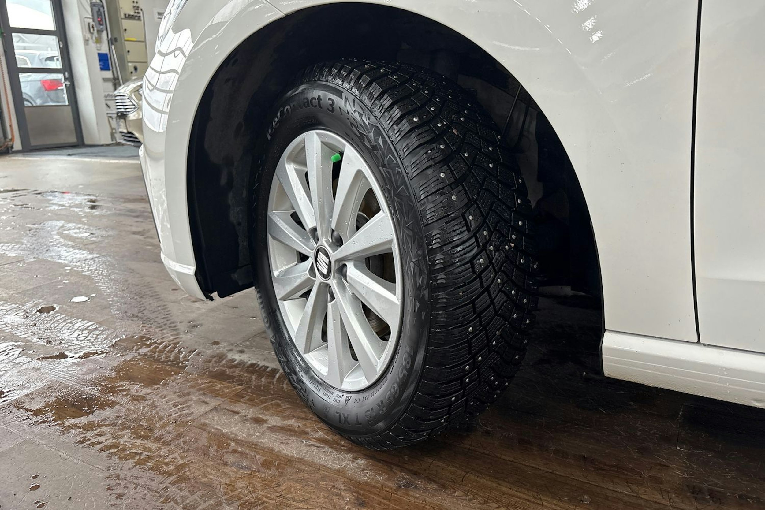 valkoinen SEAT Ibiza 2023 kuva 13.