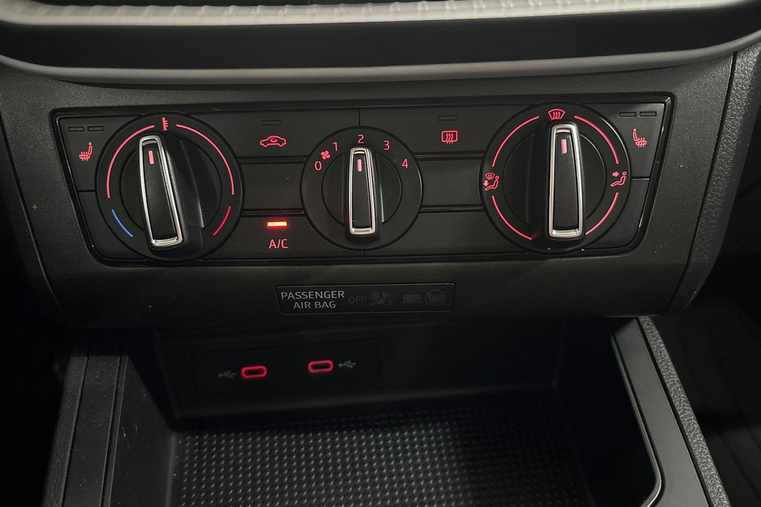 valkoinen SEAT Ibiza 2023 kuva 22.