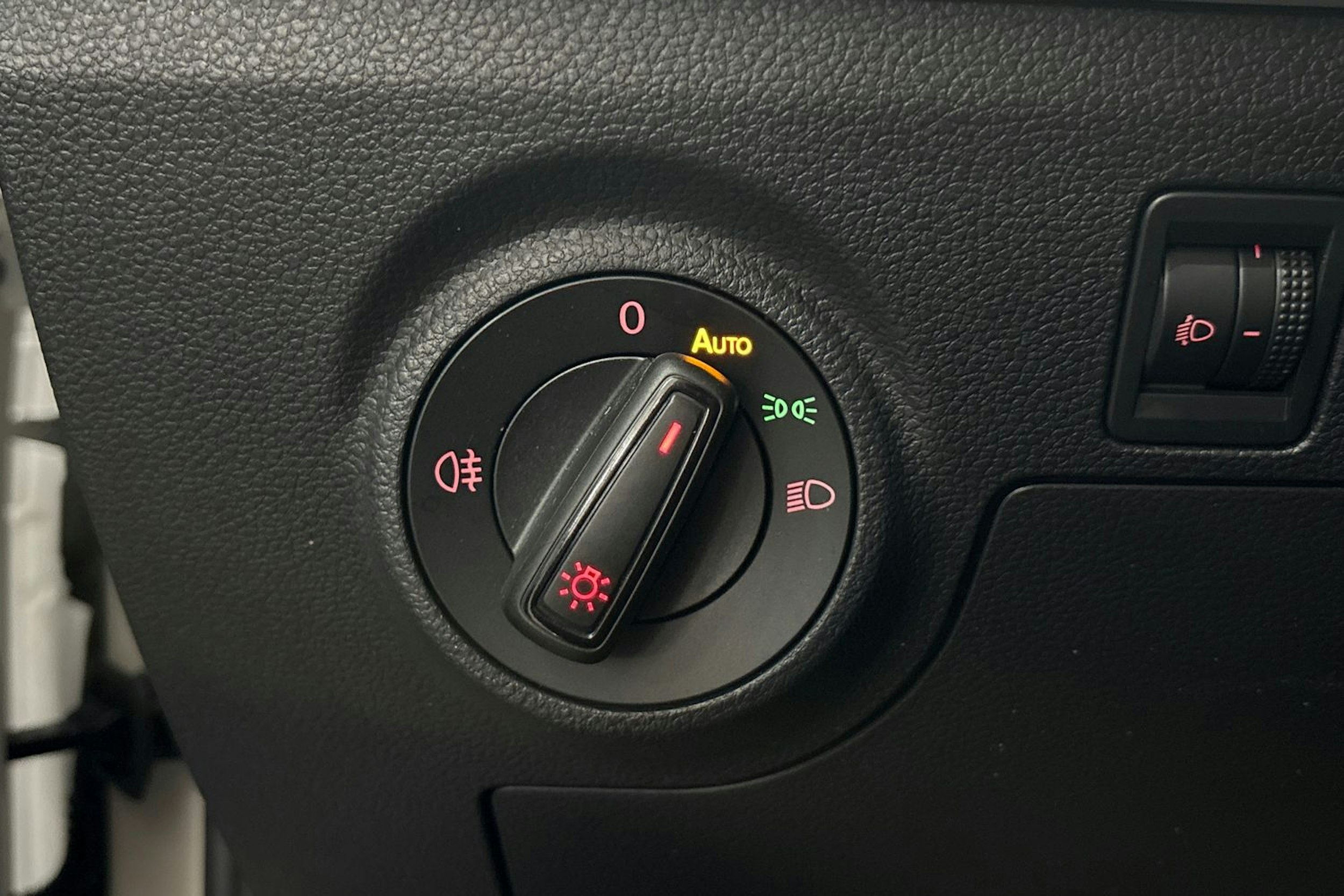 valkoinen SEAT Ibiza 2023 kuva 23.