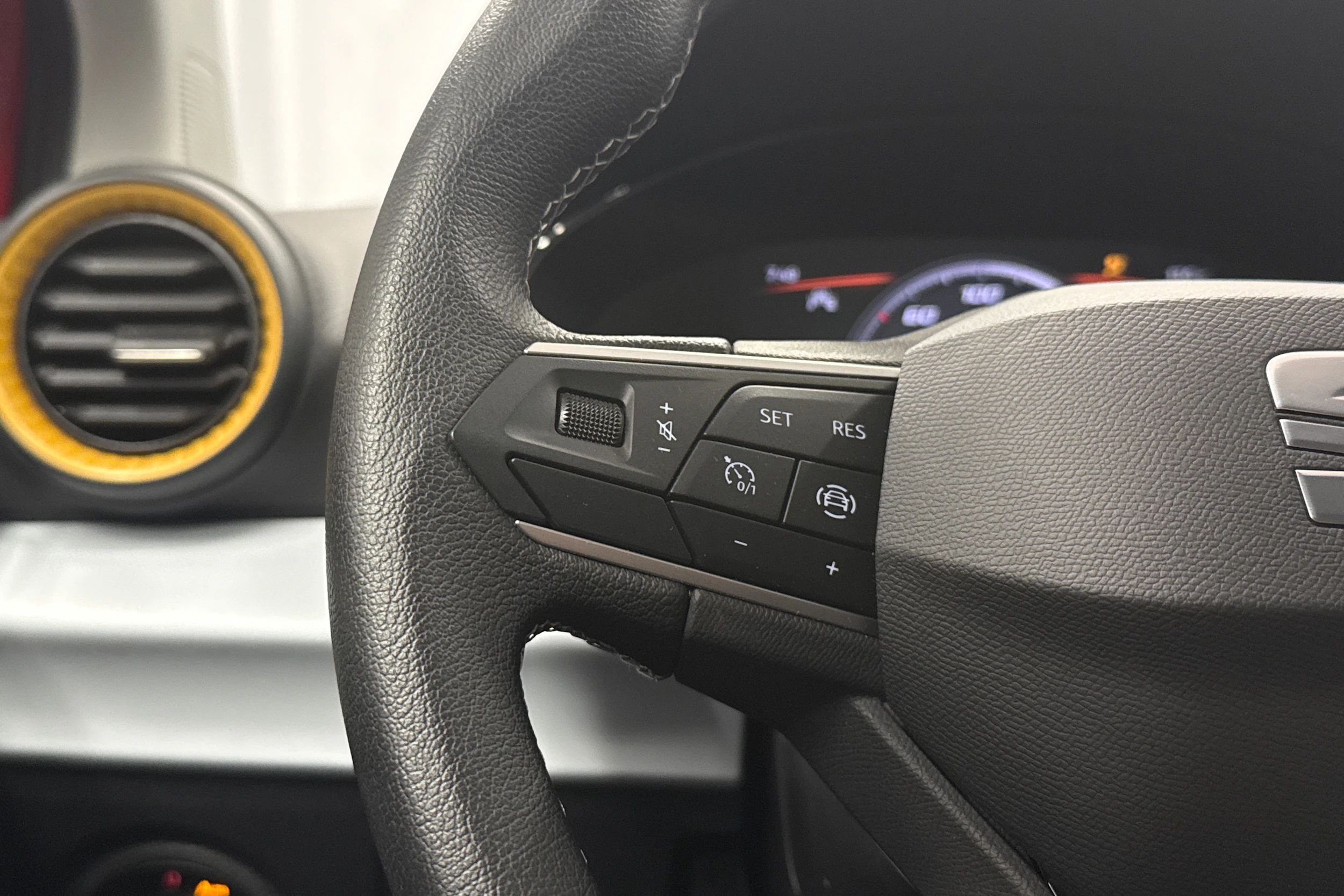 punainen SEAT Ibiza 2023 kuva 17.