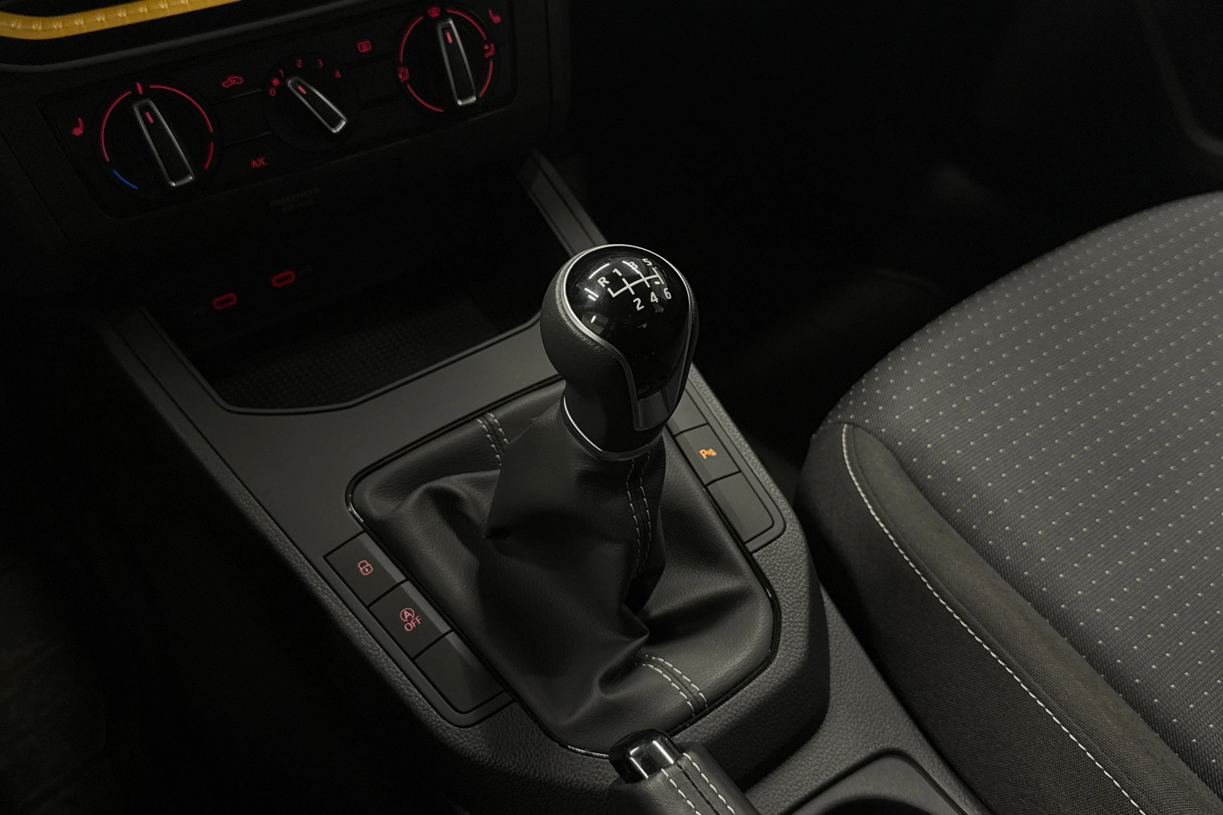 punainen SEAT Ibiza 2023 kuva 23.