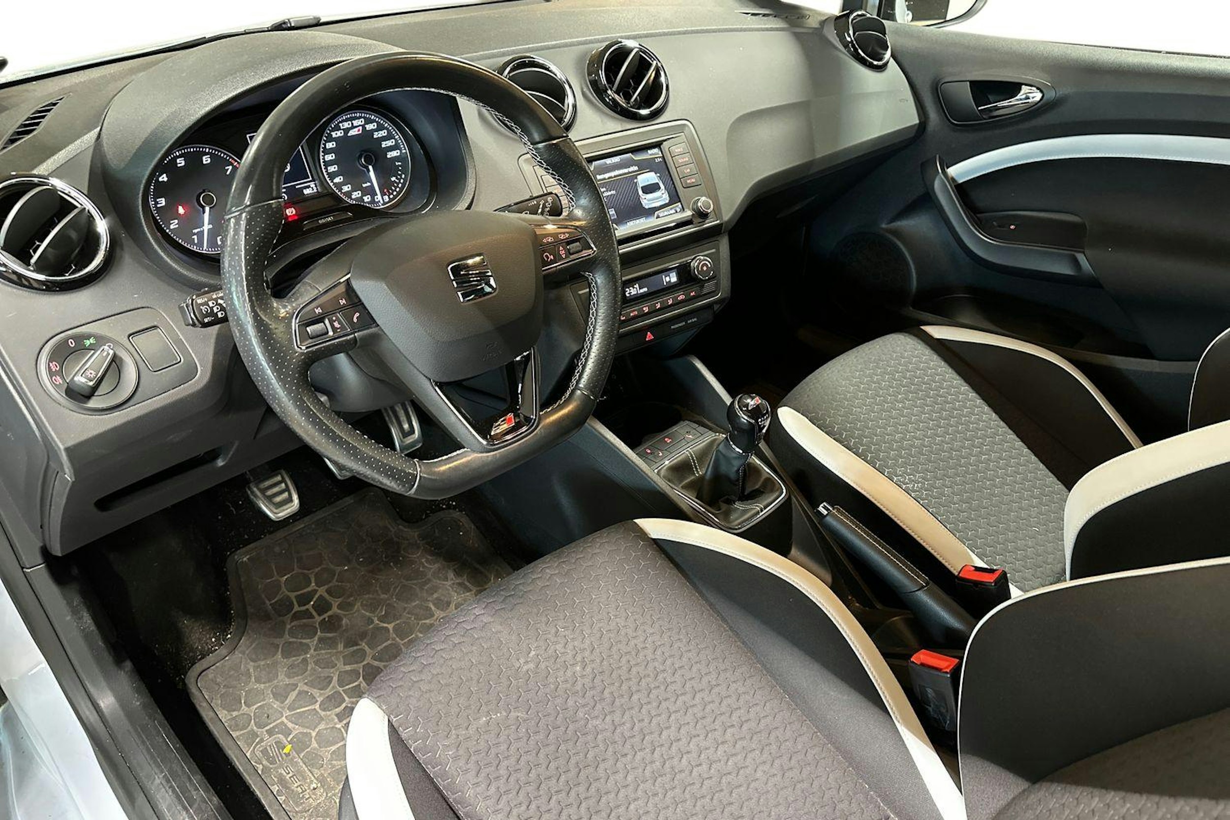 harmaa SEAT Ibiza SC 2016 kuva 3.