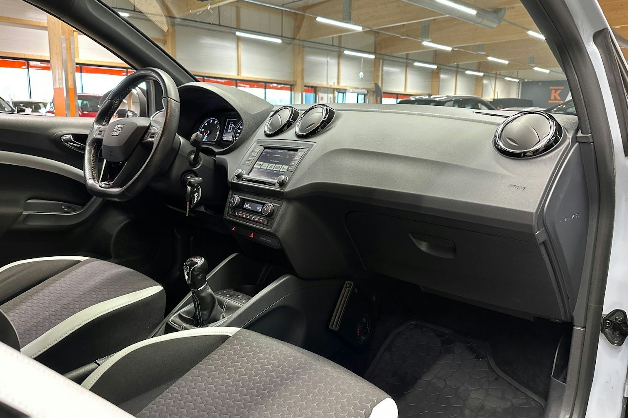 harmaa SEAT Ibiza SC 2016 kuva 11.