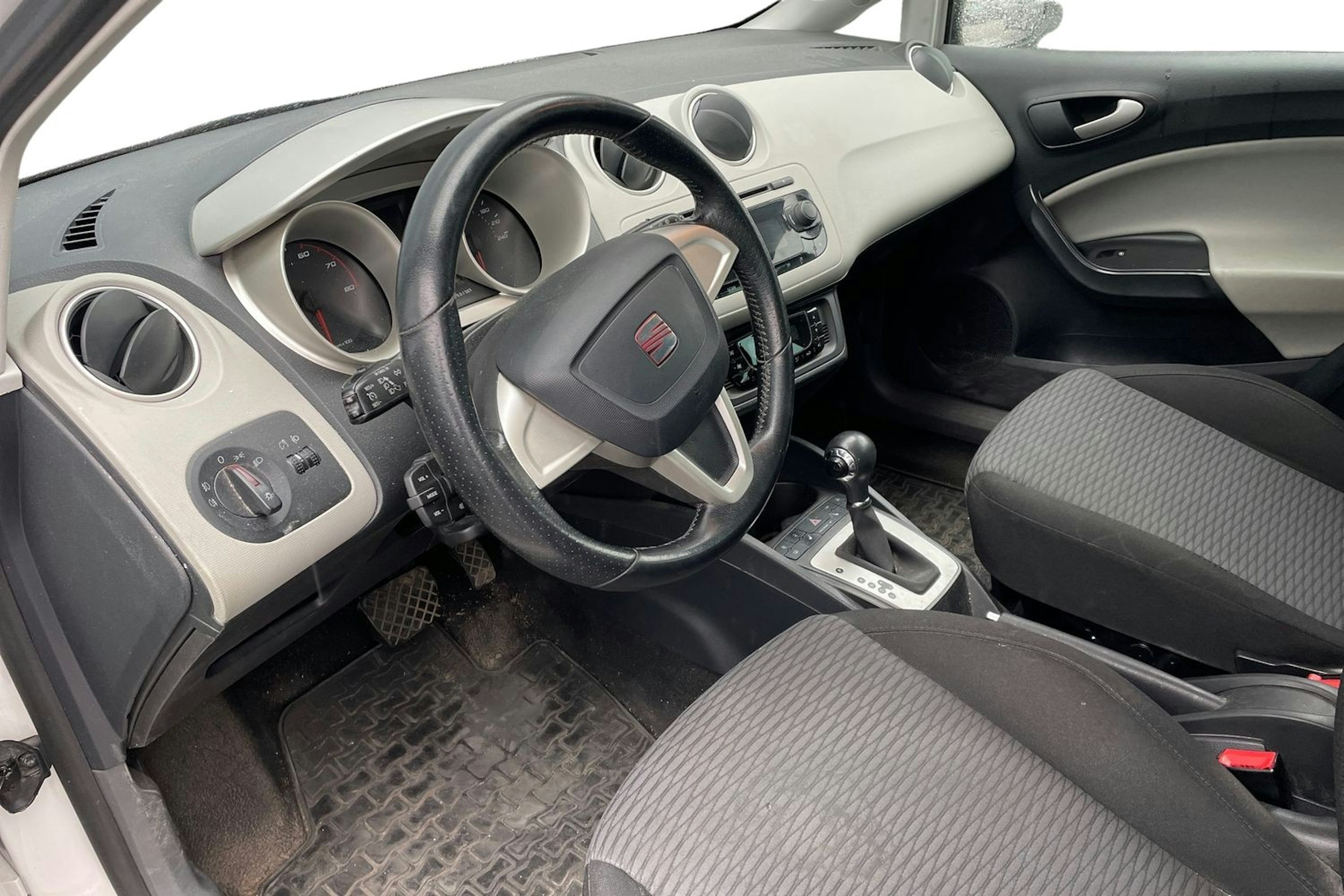 valkoinen SEAT Ibiza ST 2011 kuva 3.