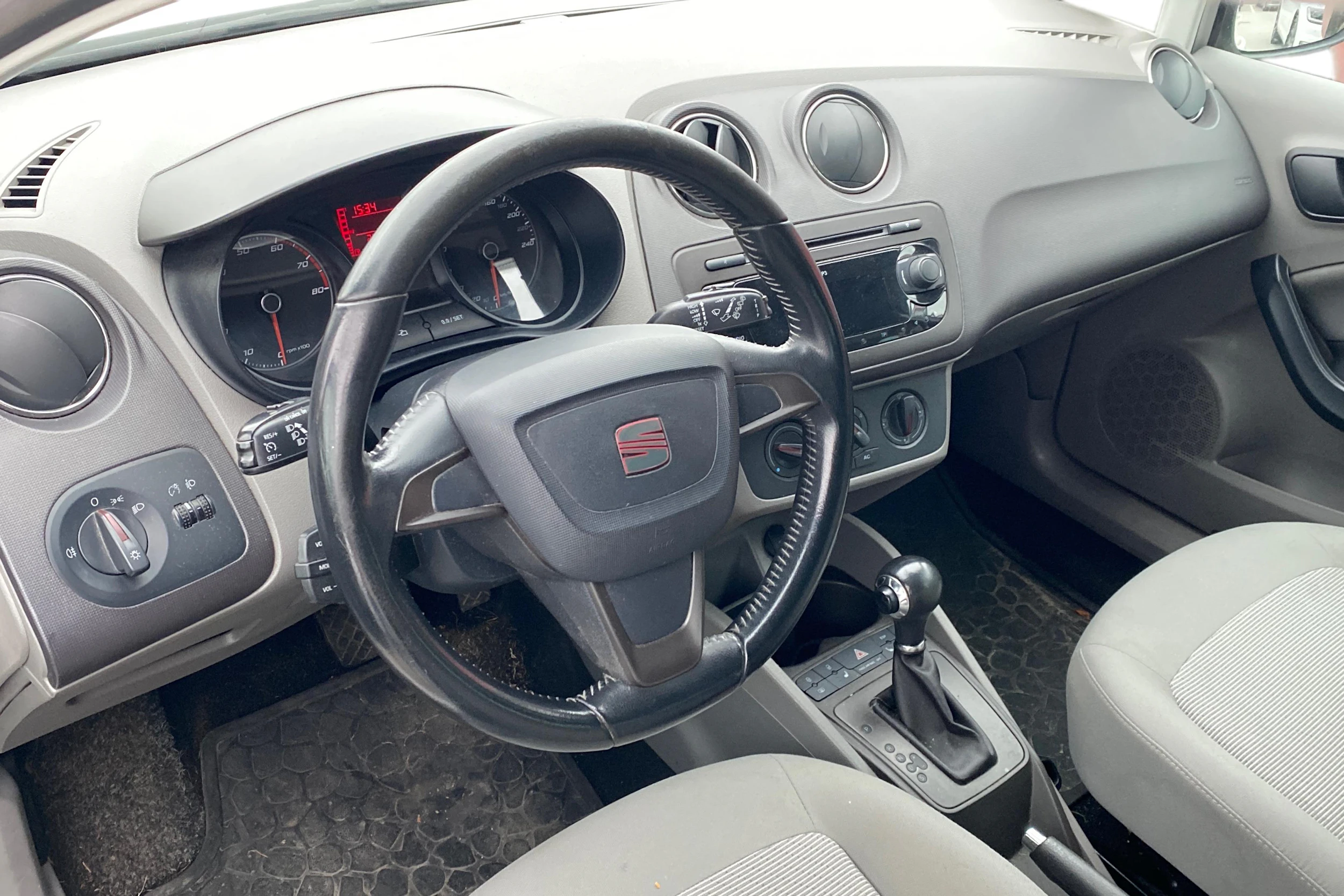 valkoinen SEAT Ibiza ST 2013 kuva 3.
