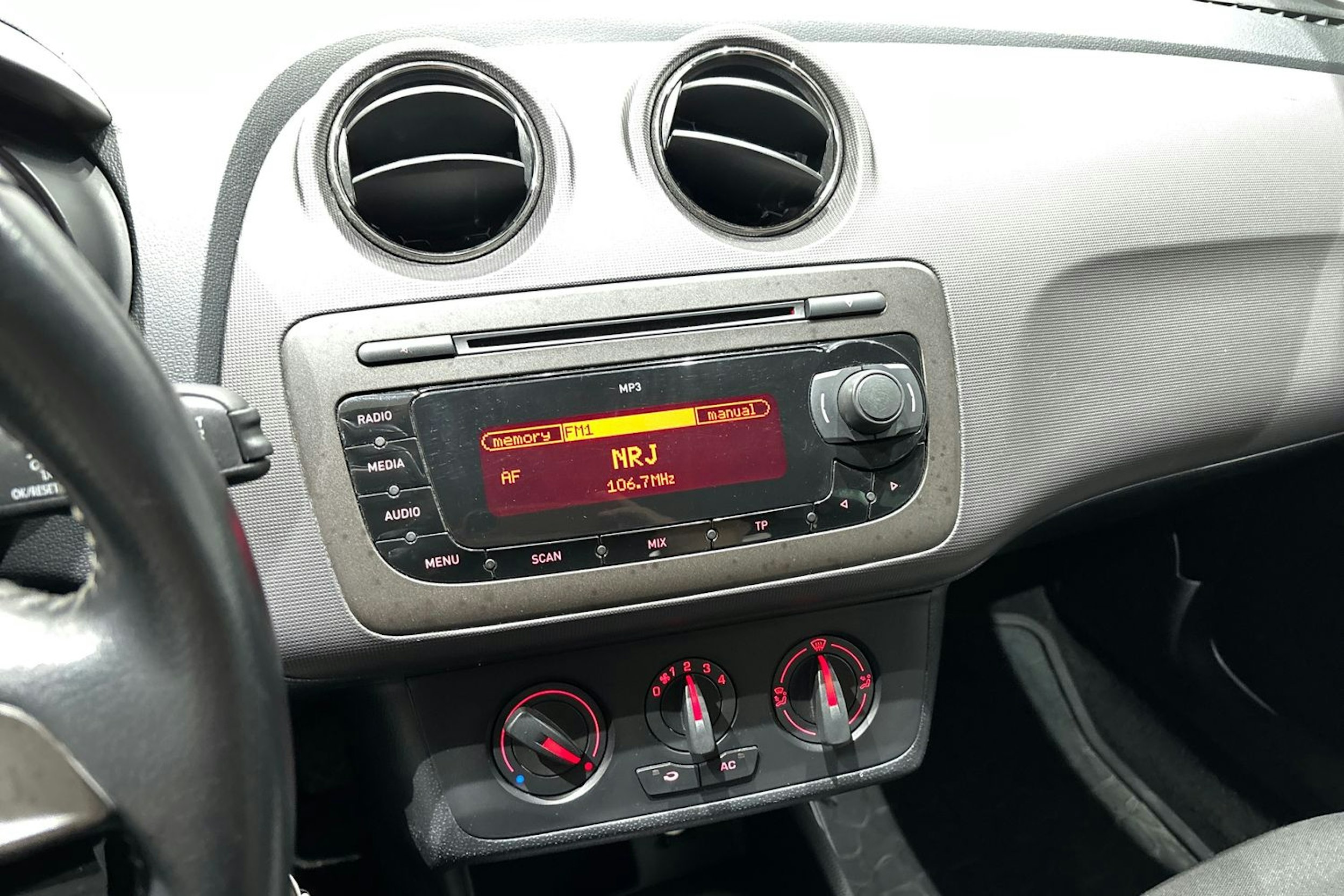 musta SEAT Ibiza ST 2013 kuva 18.