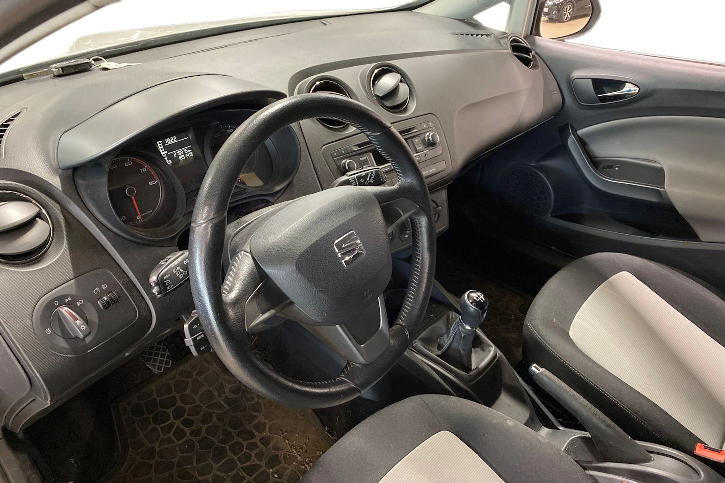 valkoinen SEAT Ibiza ST 2015 kuva 3.