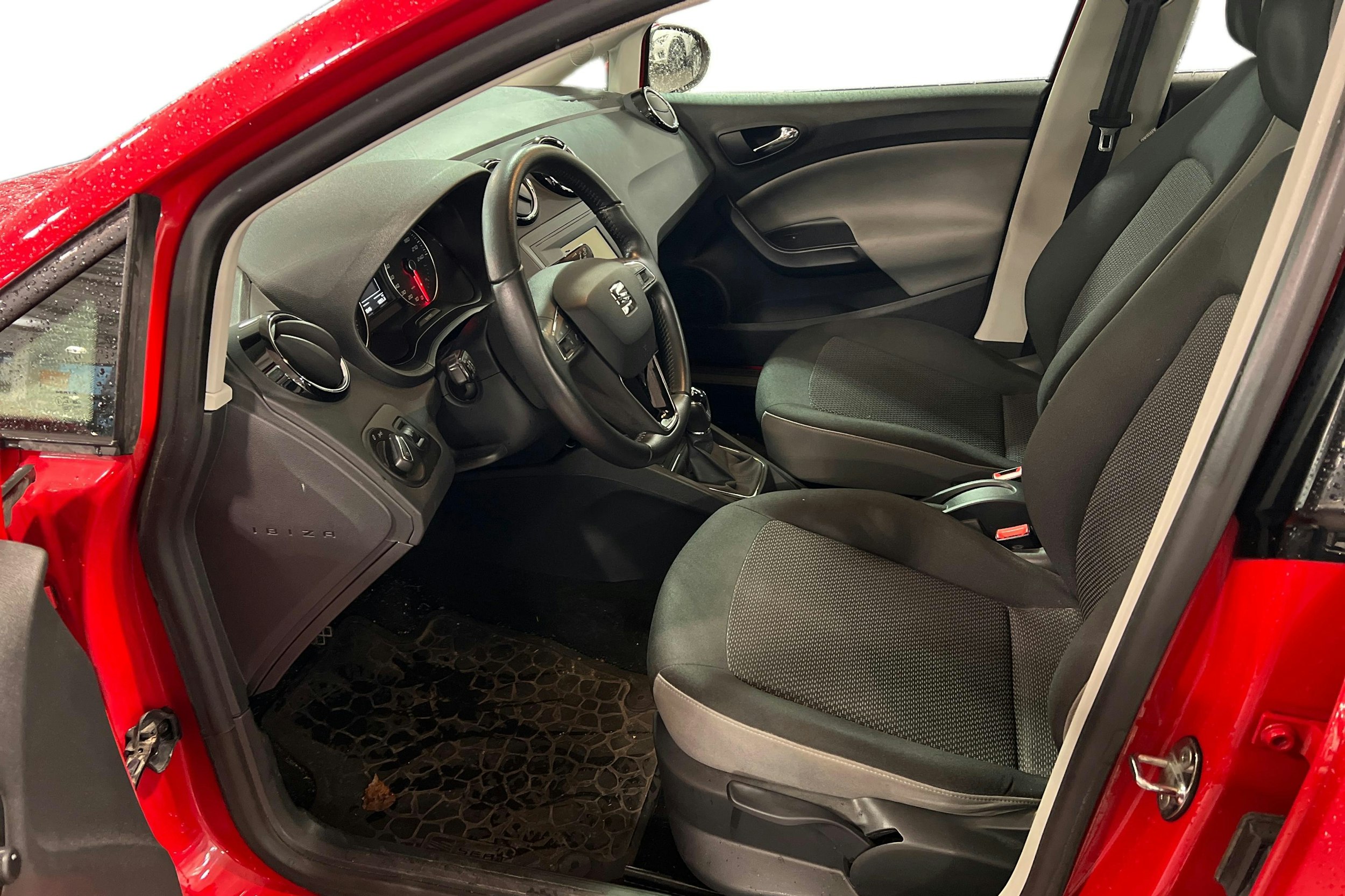 Punainen SEAT Ibiza ST 2016 kuva 3.
