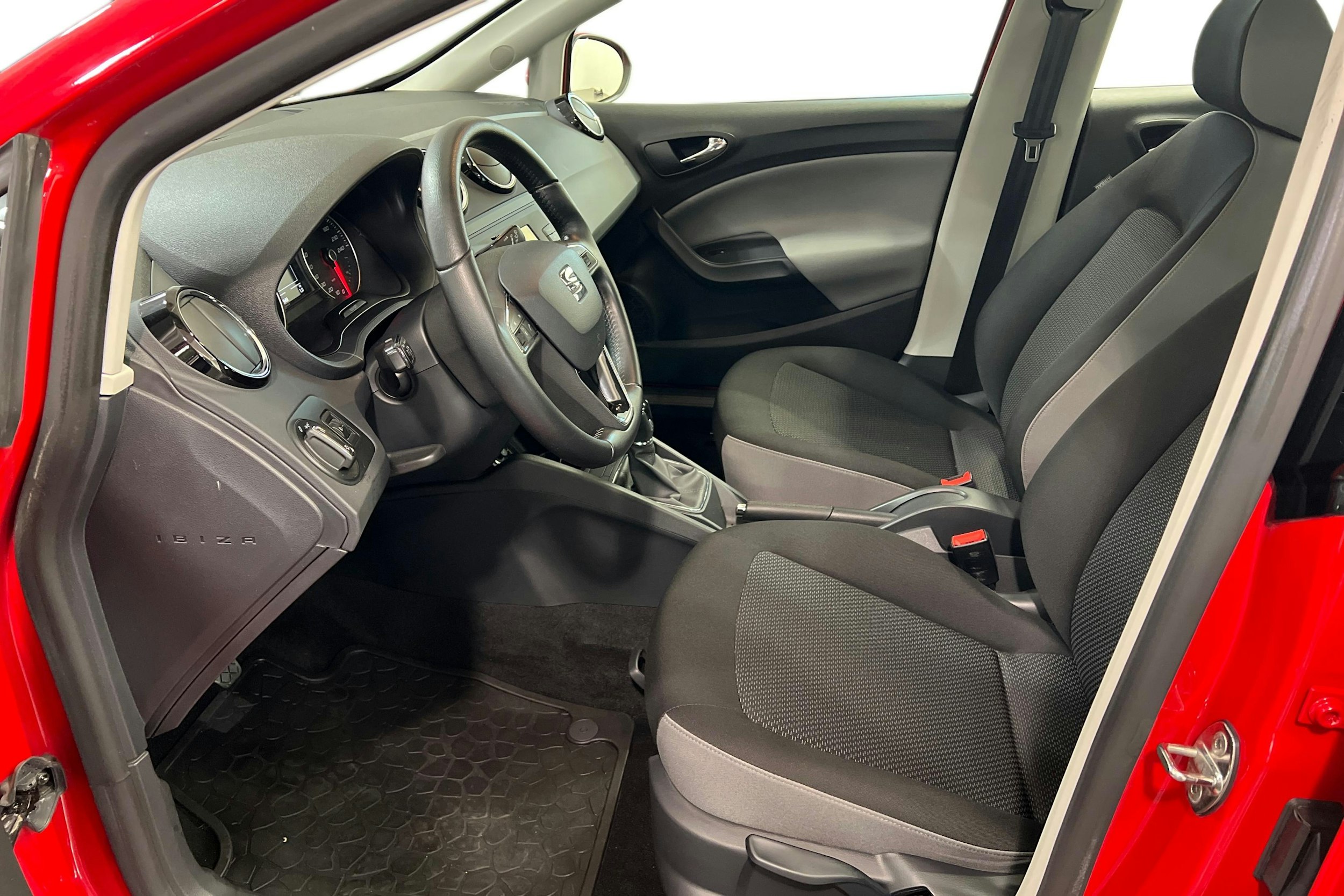 Punainen SEAT Ibiza ST 2017 kuva 10.