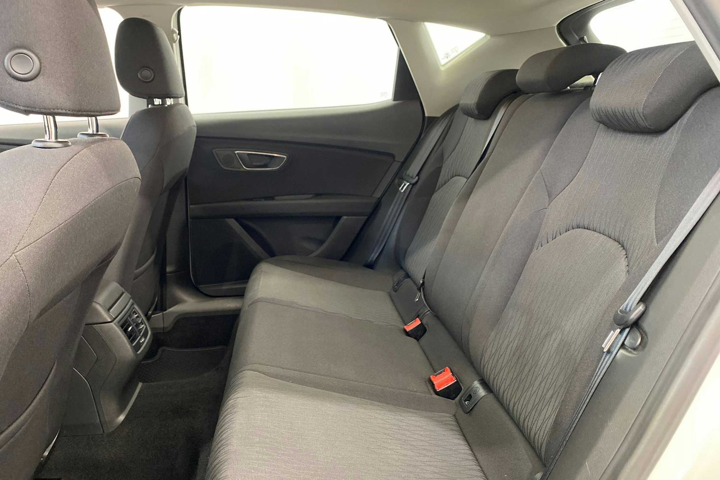 valkoinen SEAT Leon 2013 kuva 13.
