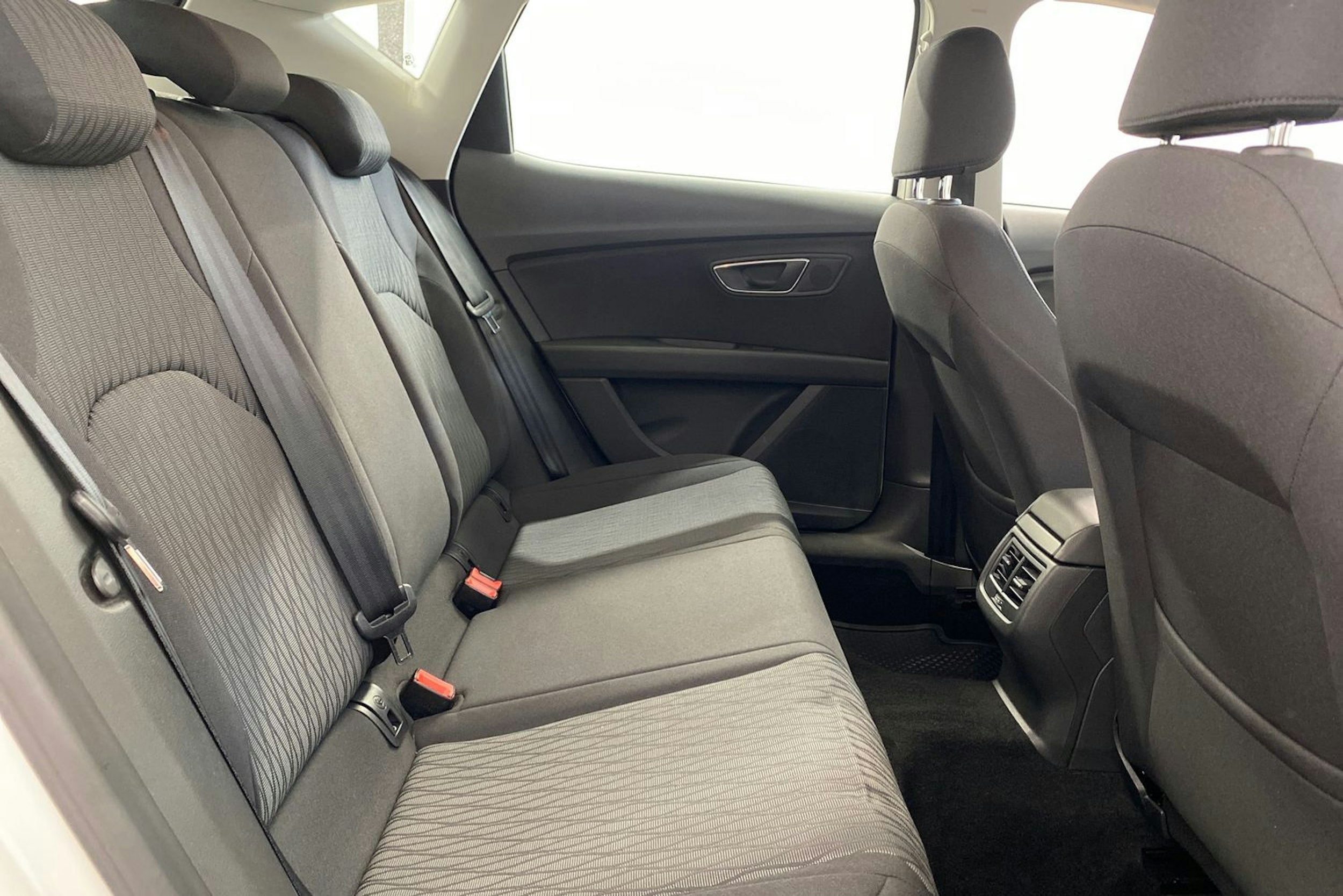valkoinen SEAT Leon 2013 kuva 14.