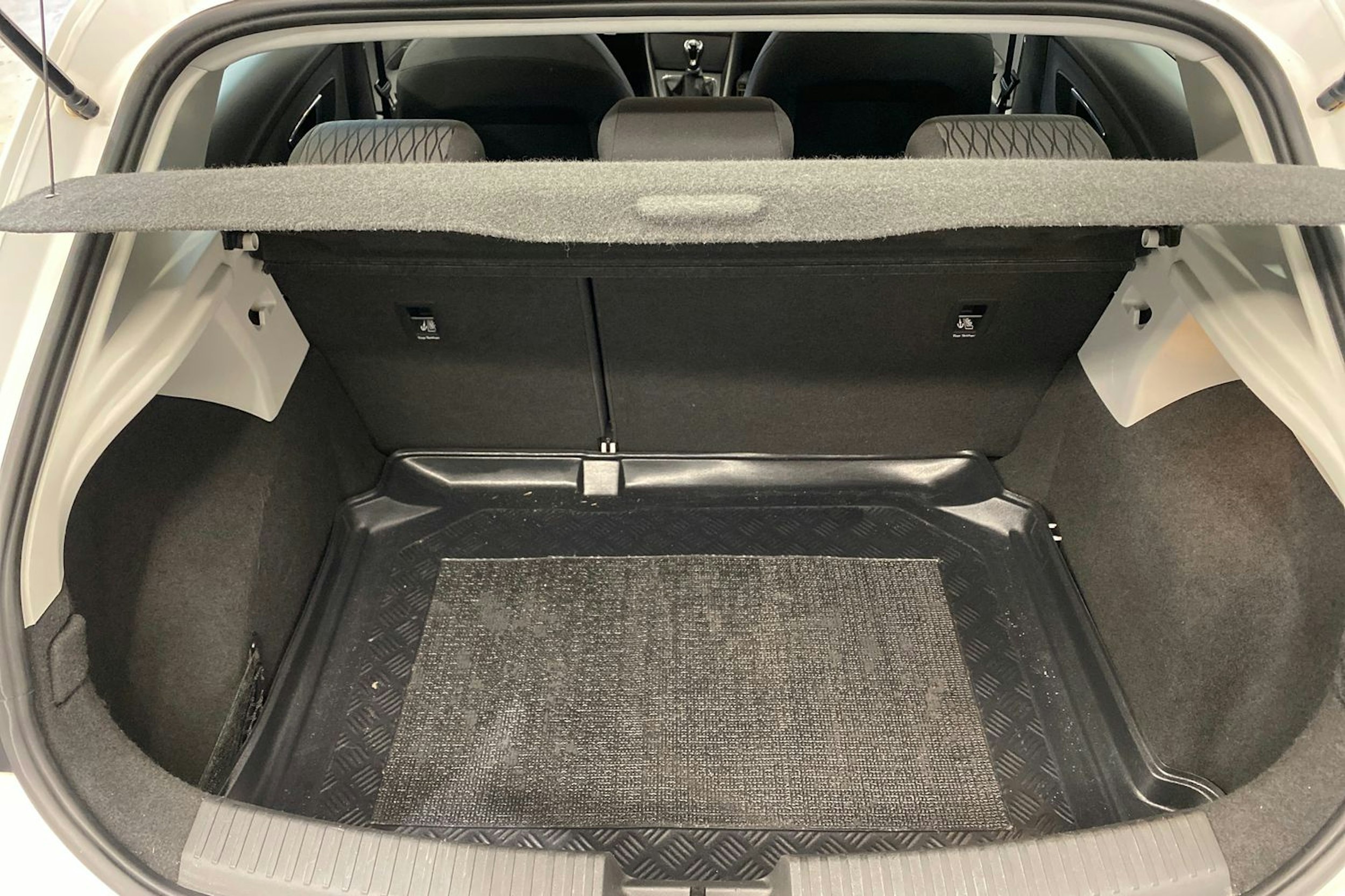 valkoinen SEAT Leon 2013 kuva 16.