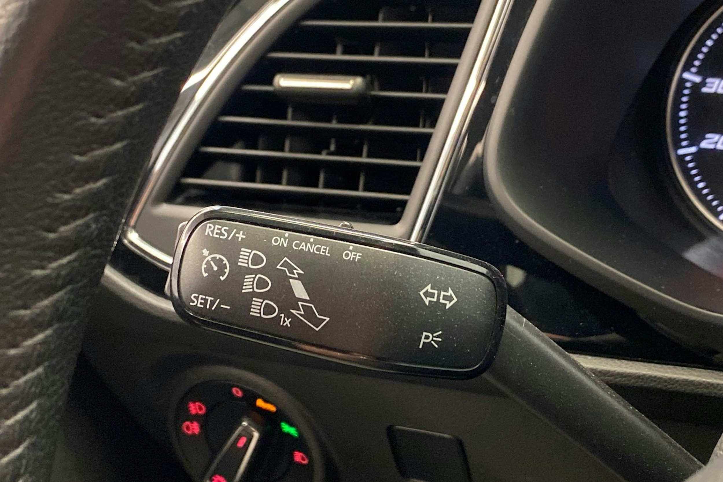 valkoinen SEAT Leon 2013 kuva 22.