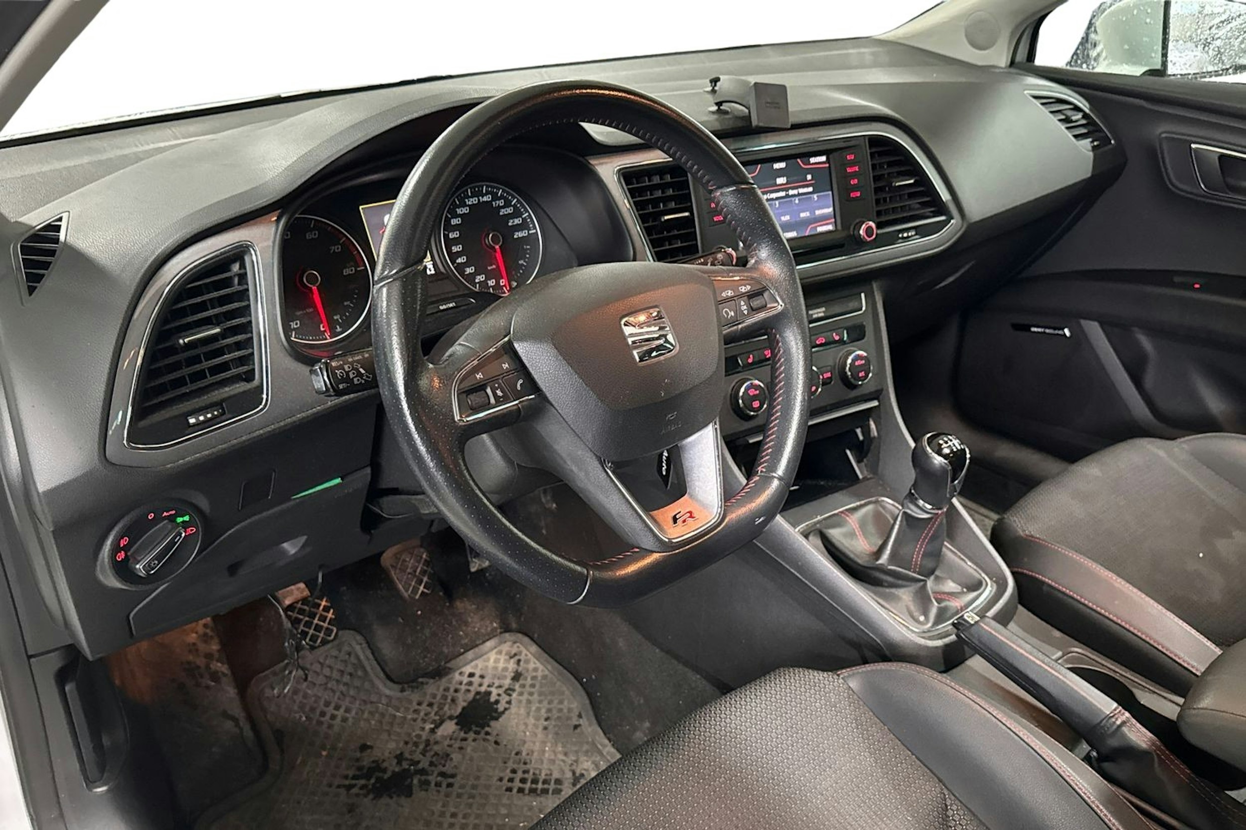valkoinen SEAT Leon 2013 kuva 3.