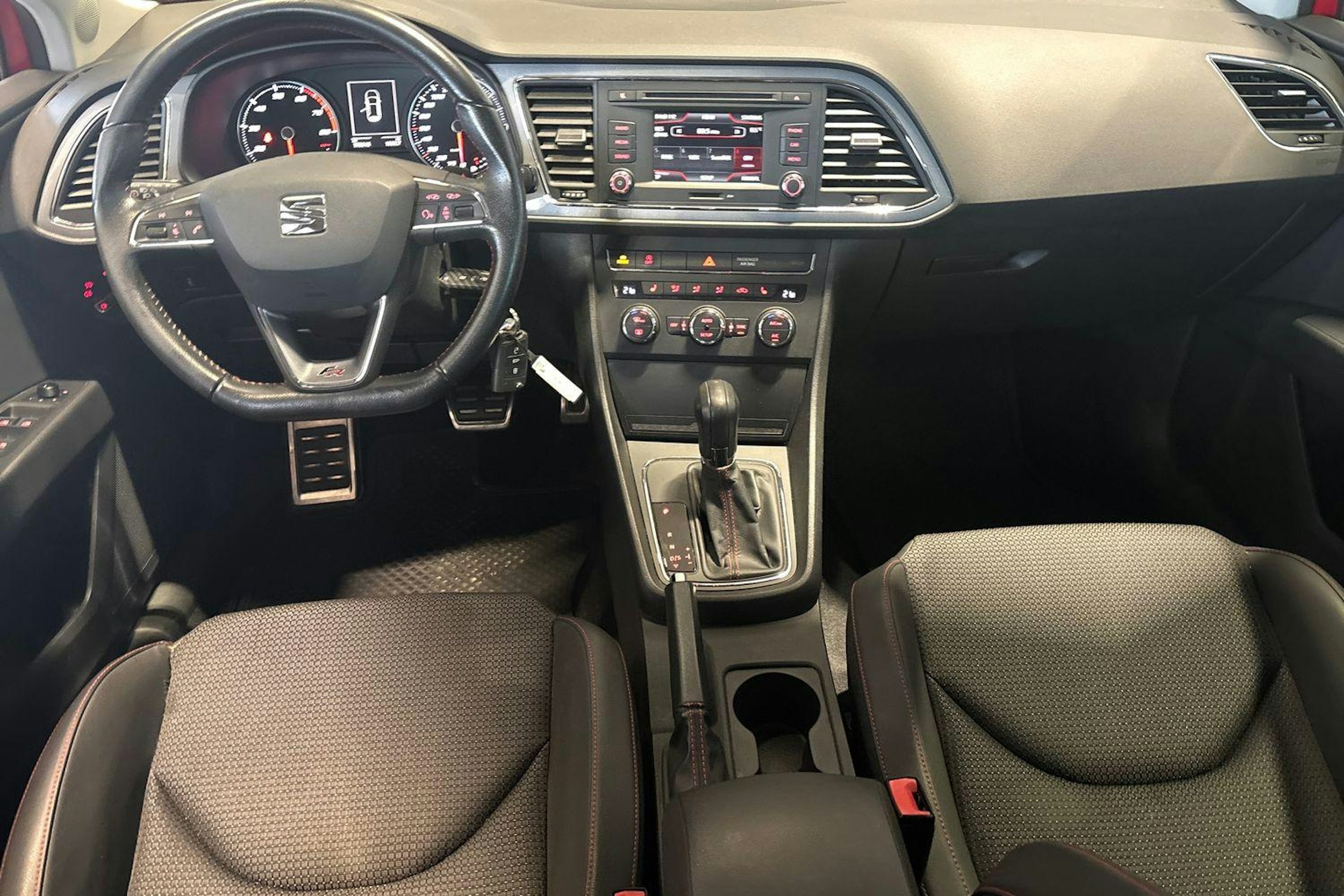 Punainen SEAT LEON 2013 kuva 9.