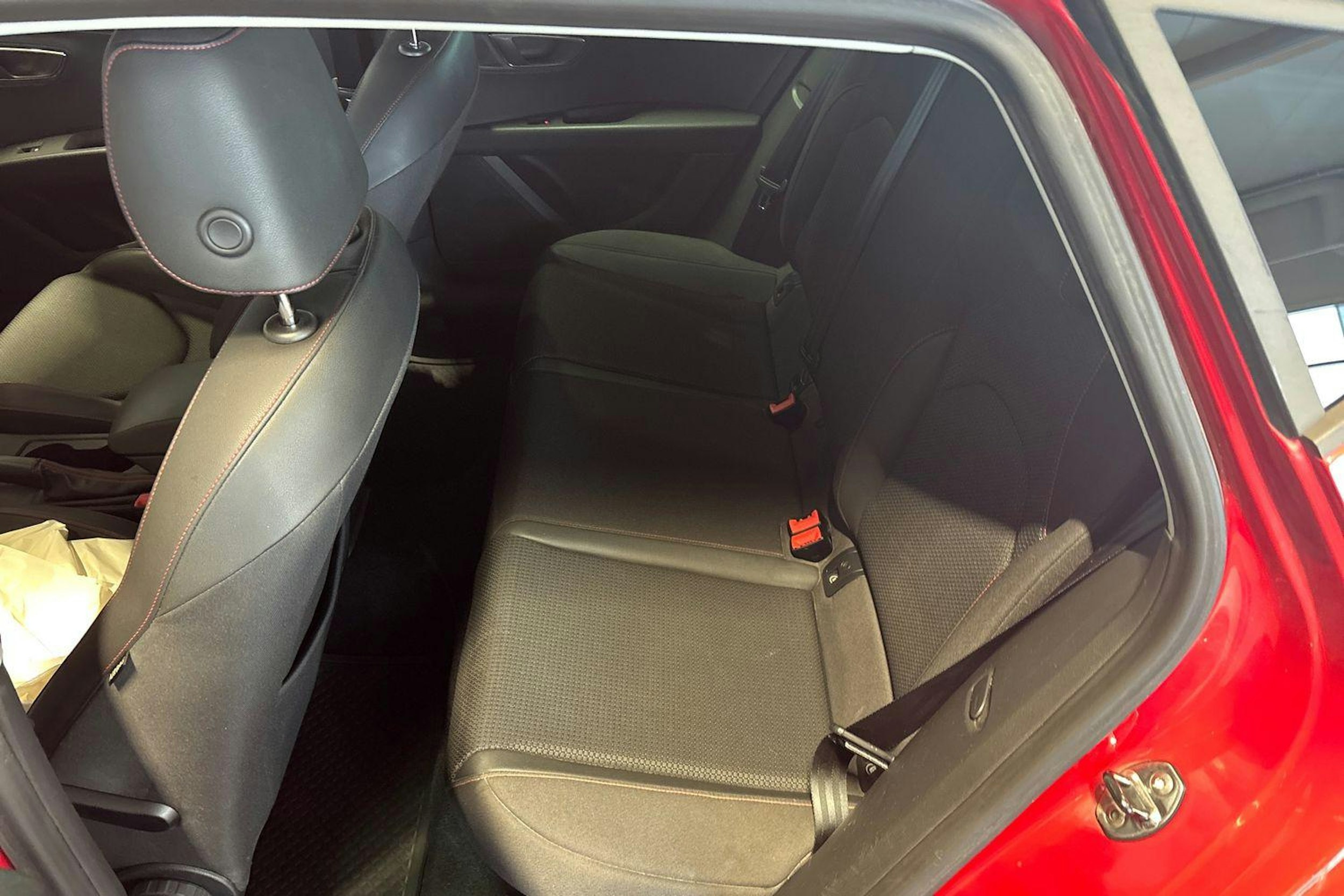 Punainen SEAT LEON 2013 kuva 10.