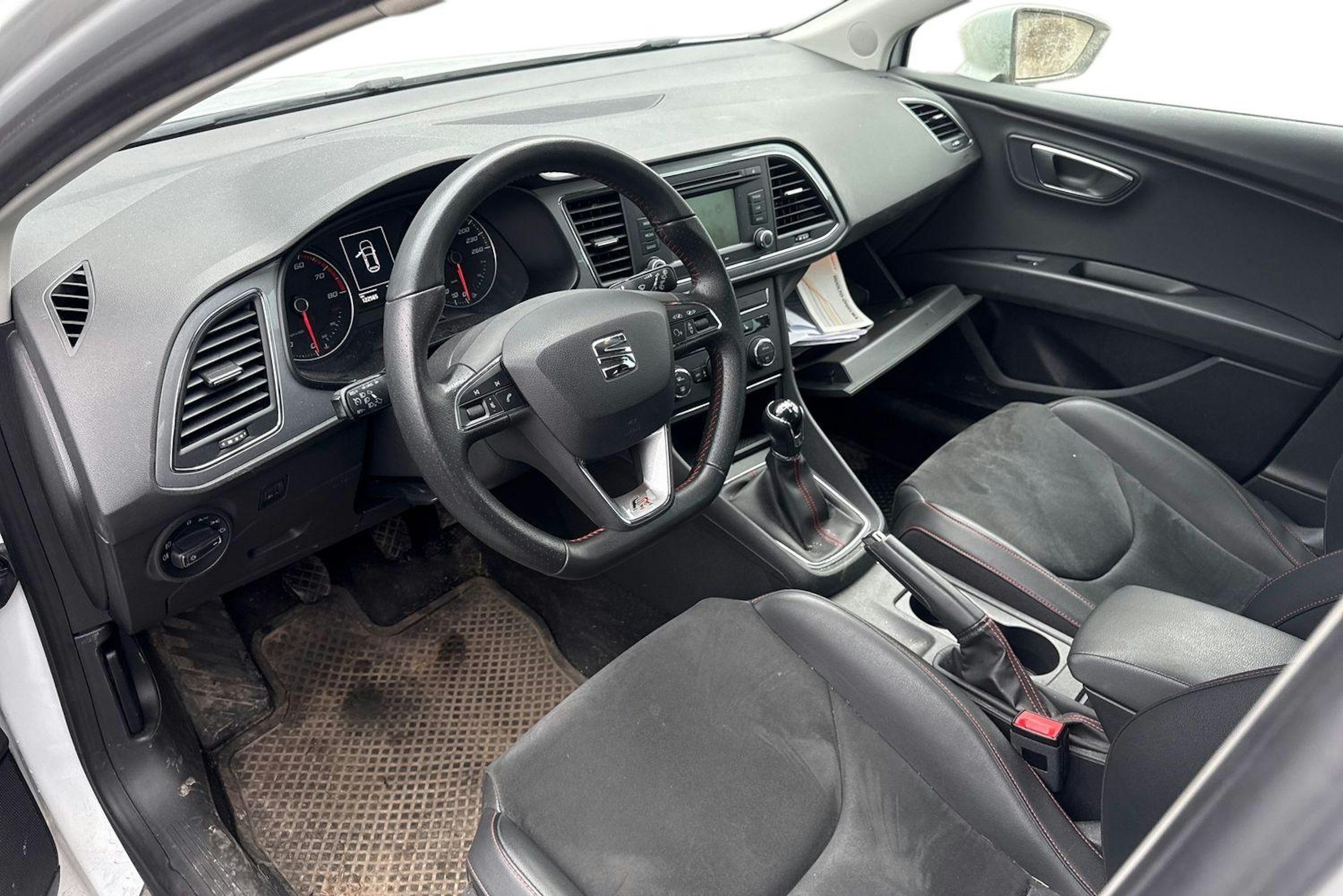 valkoinen SEAT Leon 2014 kuva 3.
