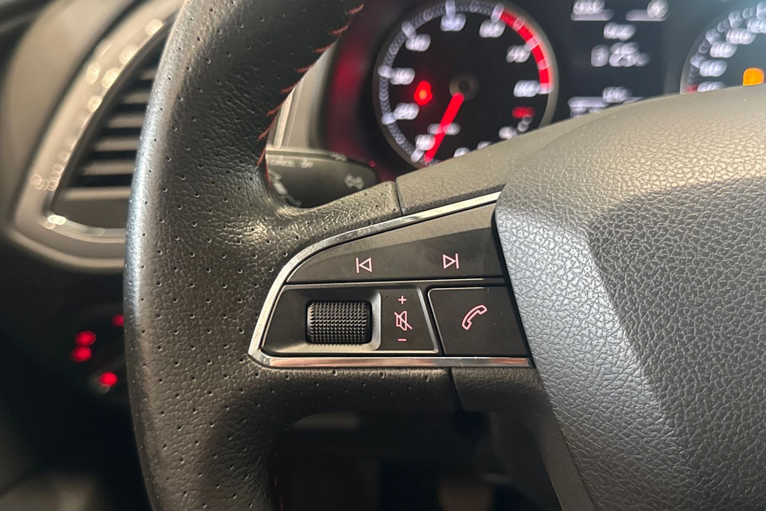 valkoinen SEAT Leon 2015 kuva 12.