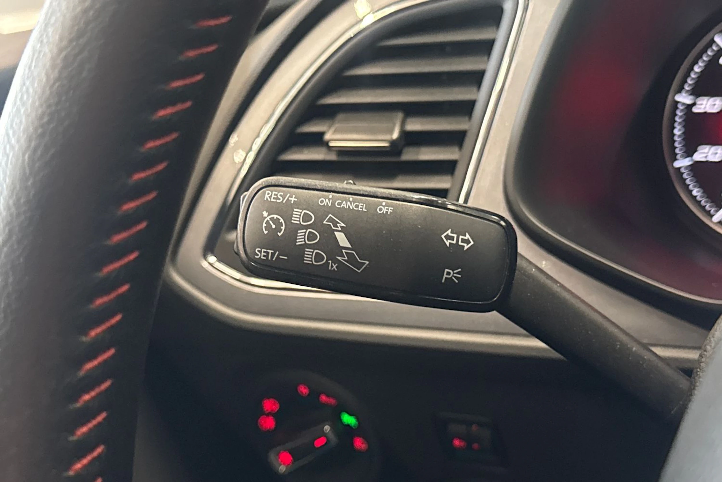 valkoinen SEAT Leon 2015 kuva 14.