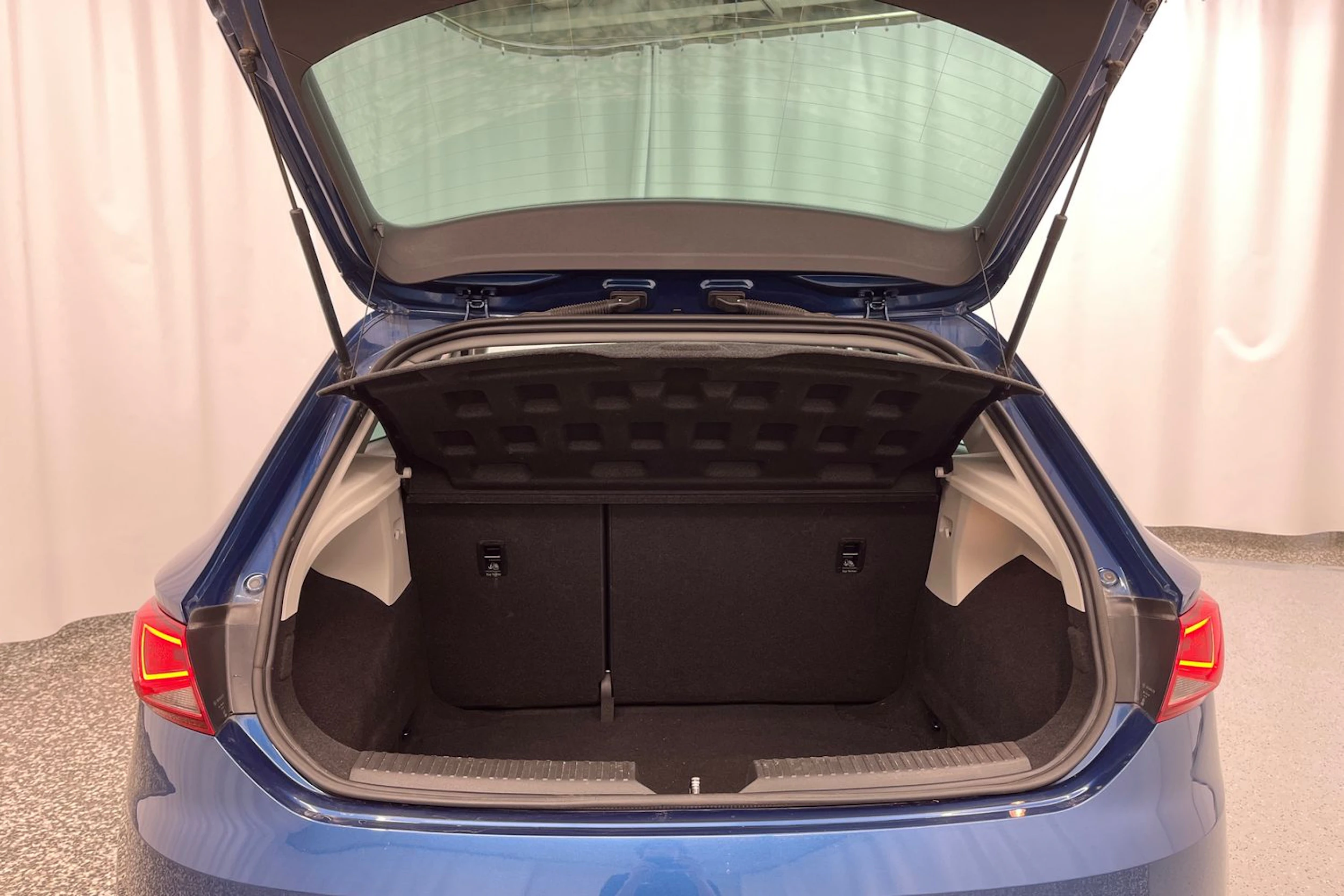 sininen SEAT Leon 2015 kuva 11.