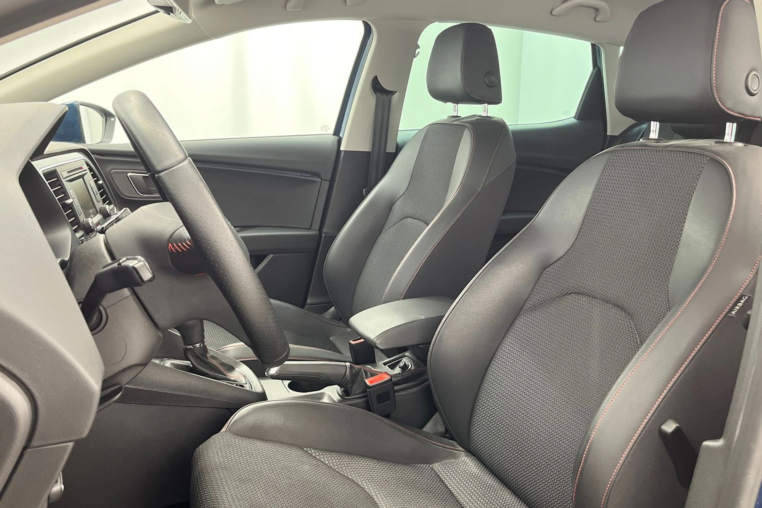 sininen SEAT Leon 2015 kuva 12.