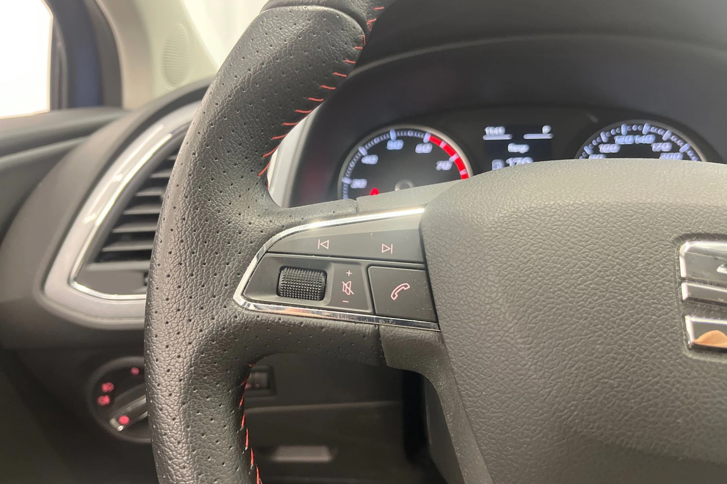 sininen SEAT Leon 2015 kuva 14.