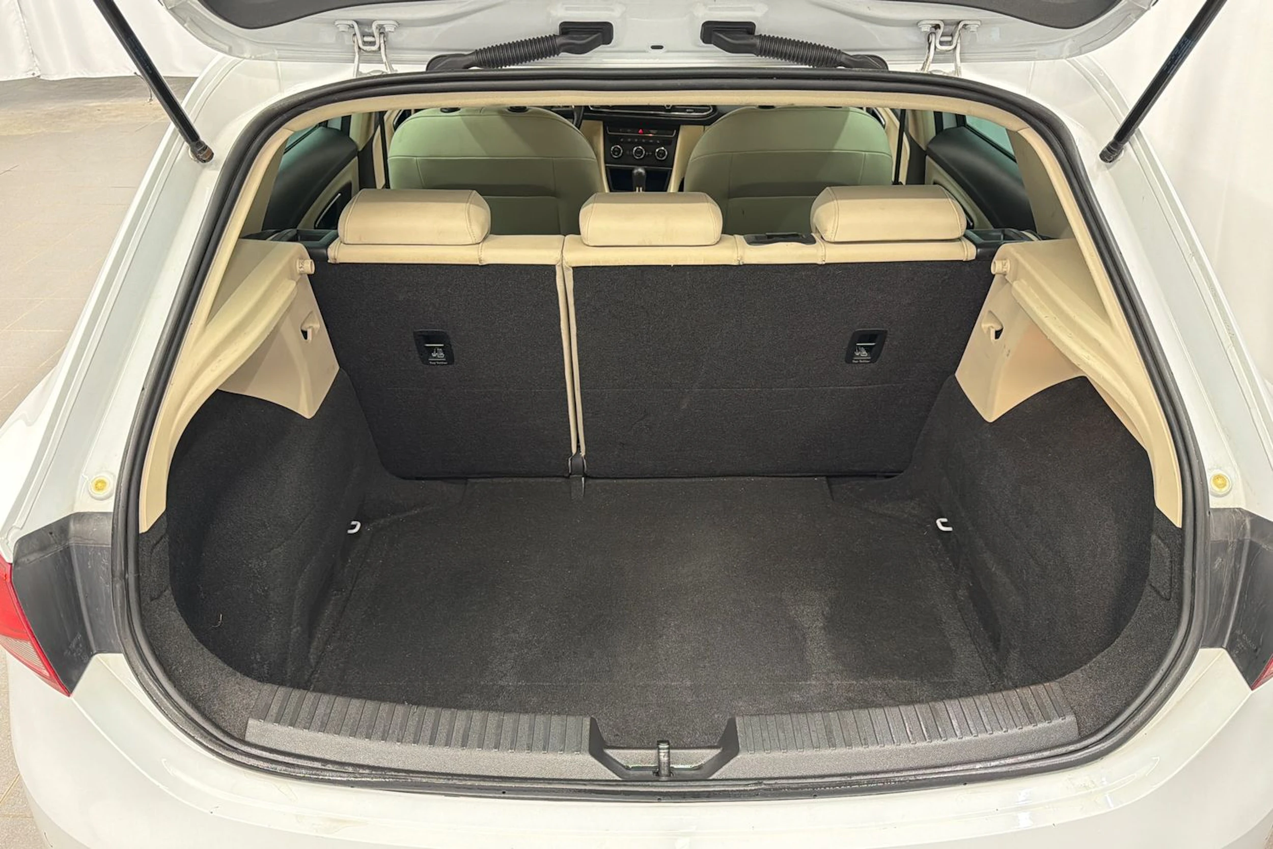 valkoinen SEAT Leon 2015 kuva 17.