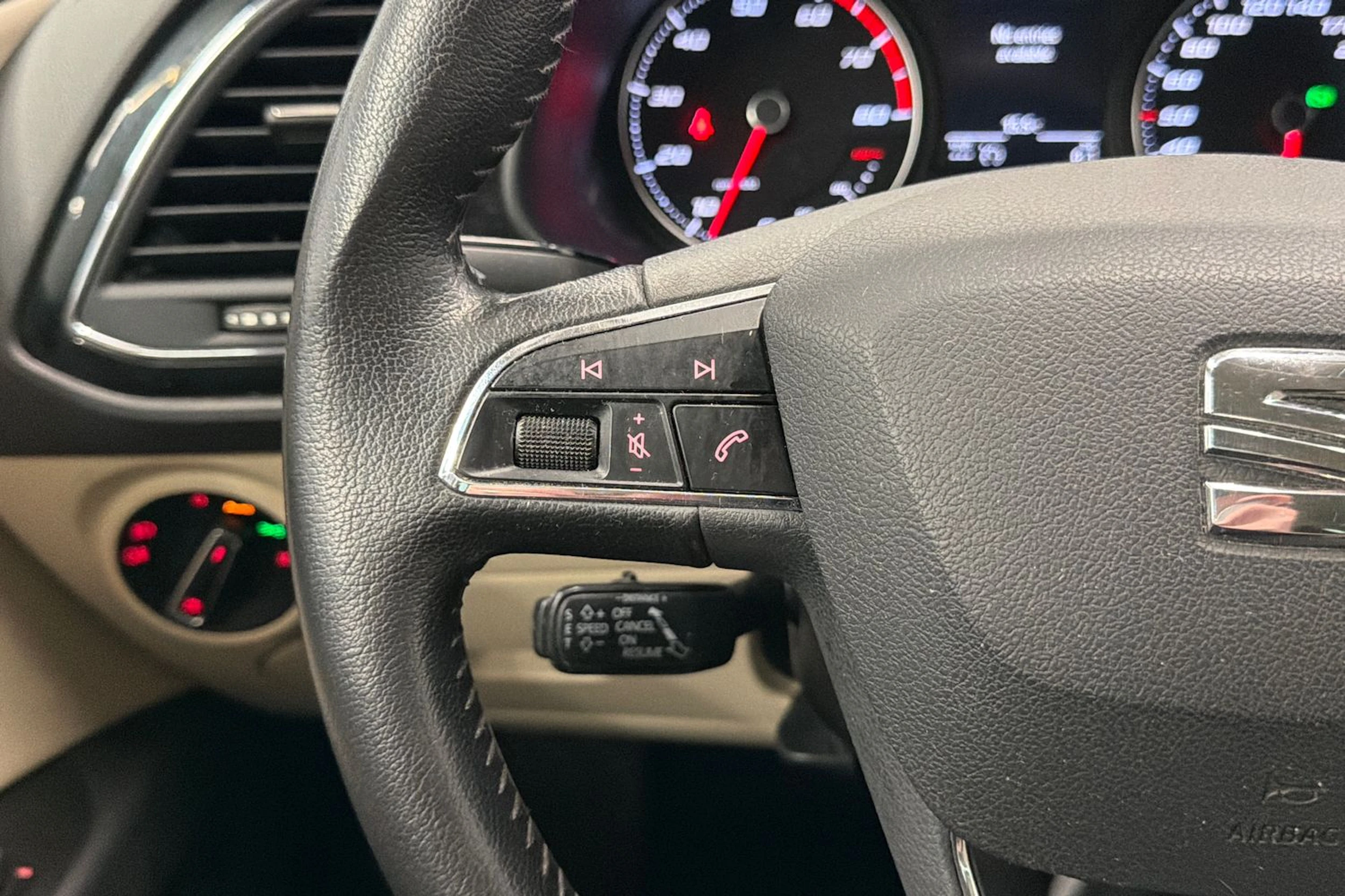 valkoinen SEAT Leon 2015 kuva 19.