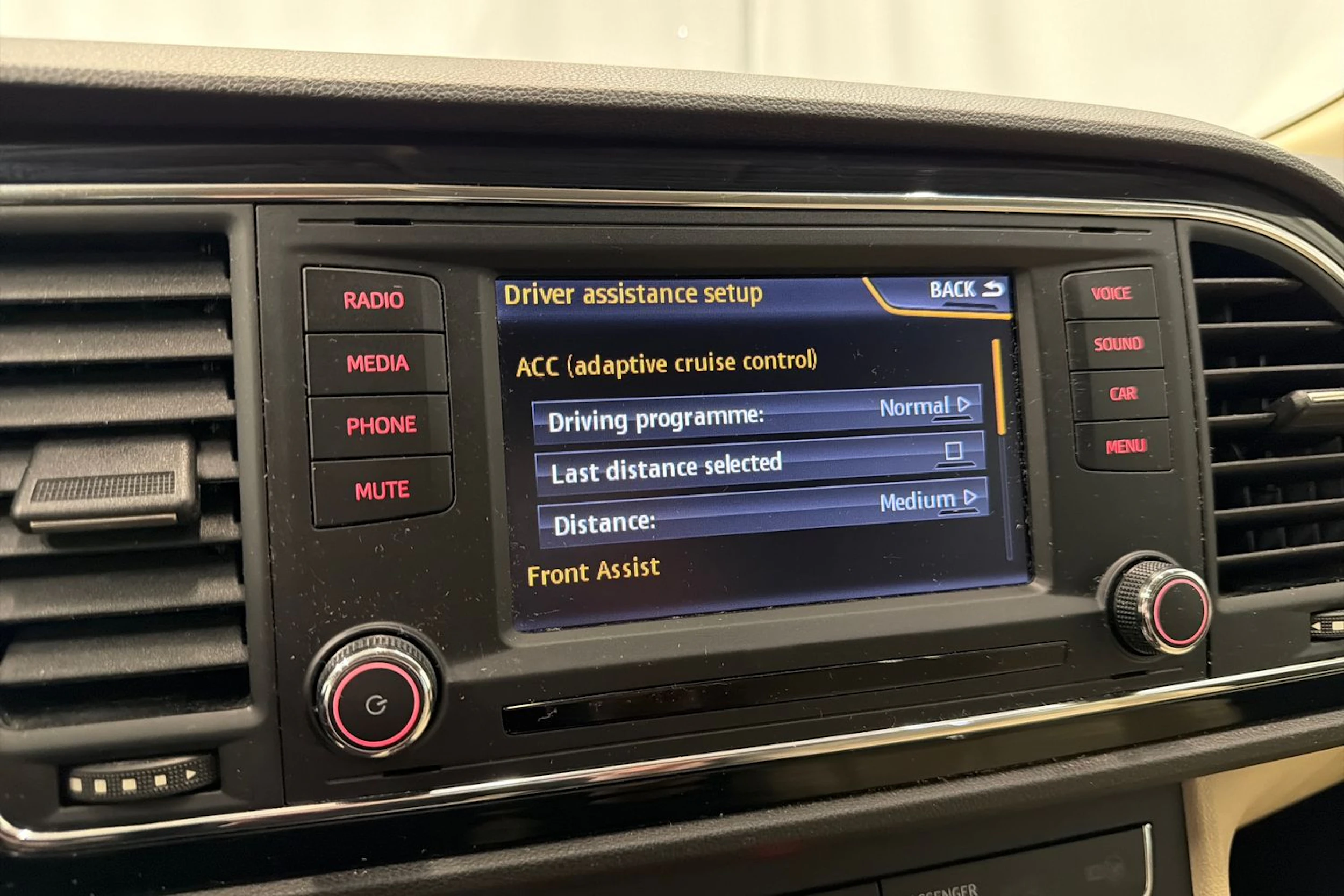 valkoinen SEAT Leon 2015 kuva 22.