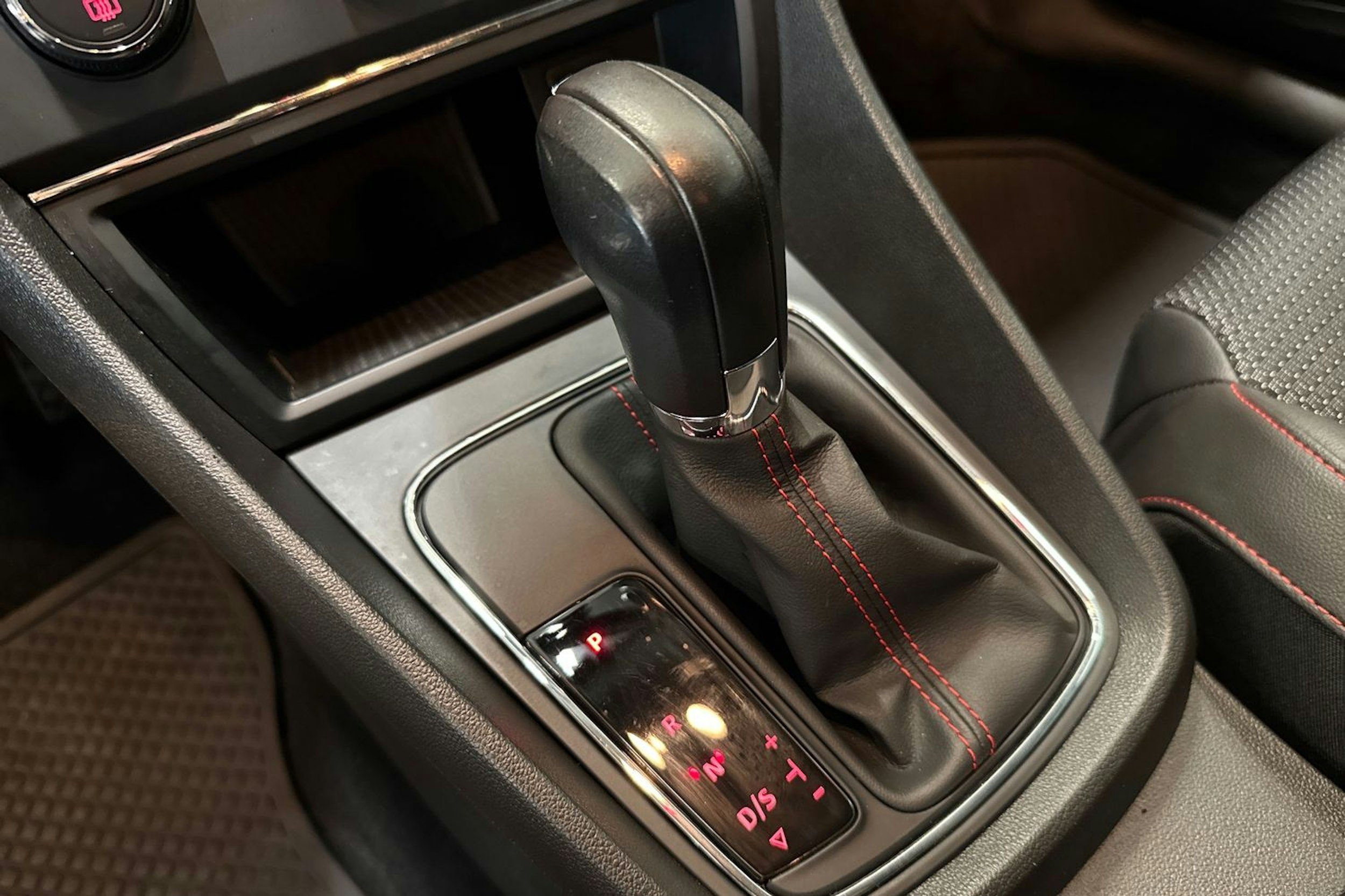musta SEAT Leon 2017 kuva 16.