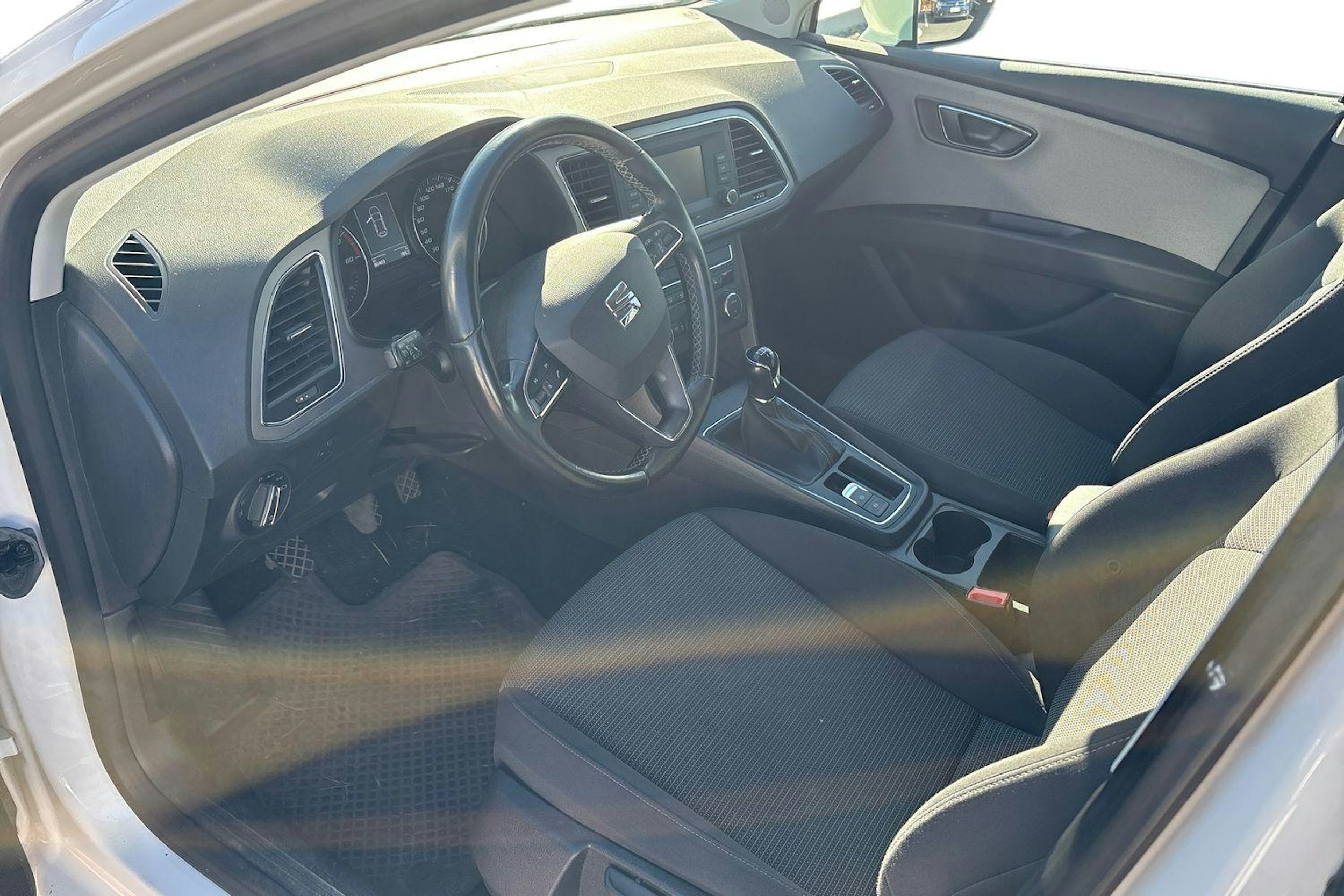 valkoinen SEAT Leon 2017 kuva 3.