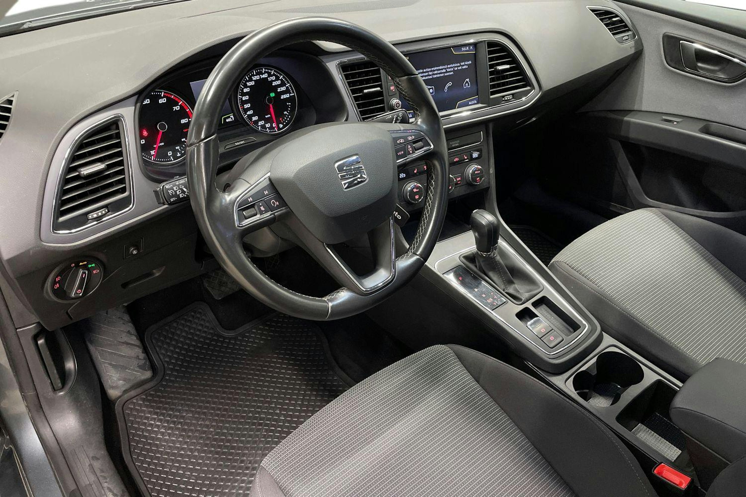 harmaa SEAT Leon 2018 kuva 7.