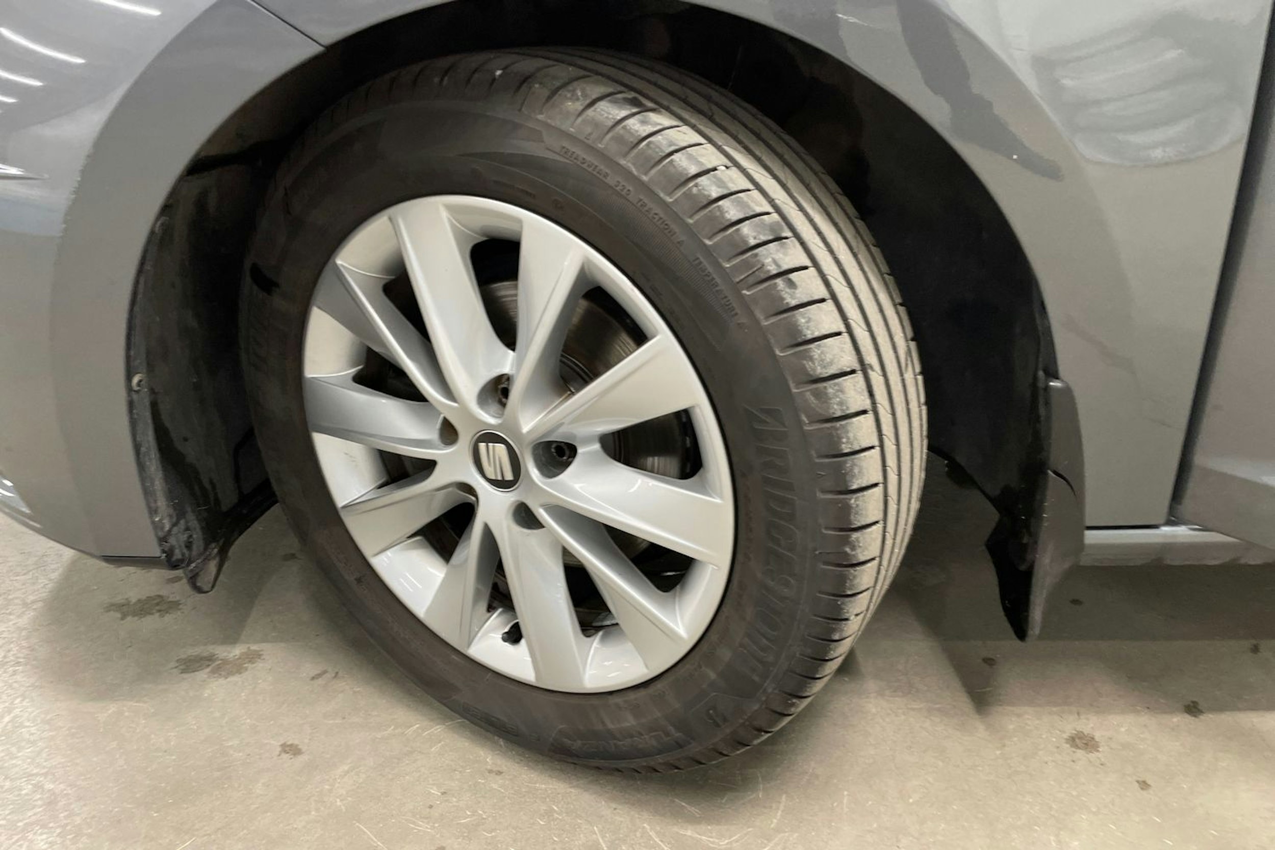 harmaa SEAT Leon 2018 kuva 13.