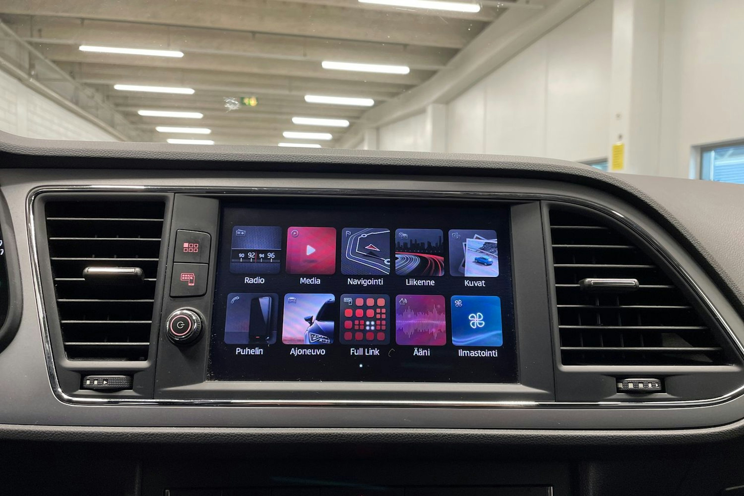 harmaa SEAT Leon 2018 kuva 16.