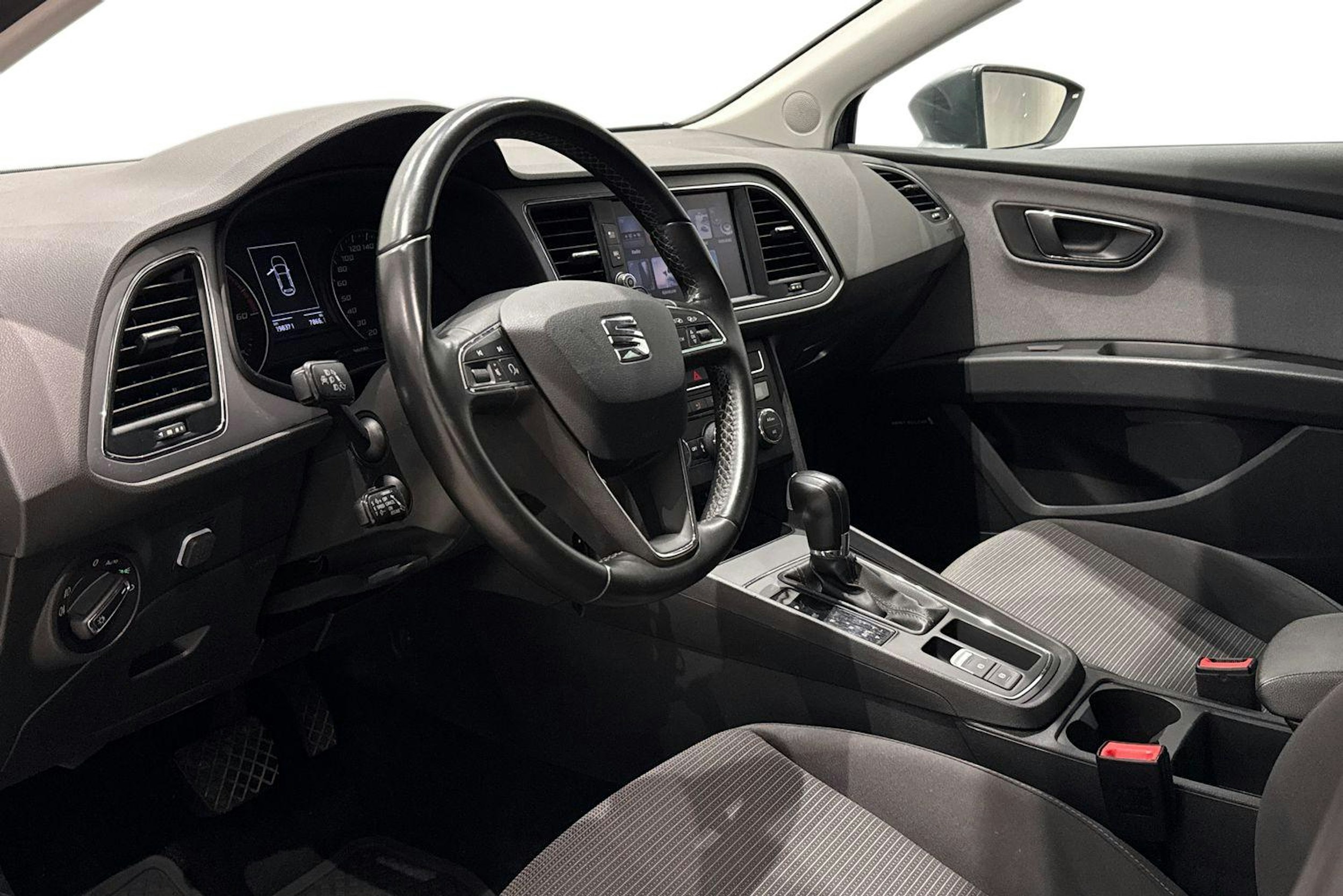 harmaa SEAT Leon 2018 kuva 7.