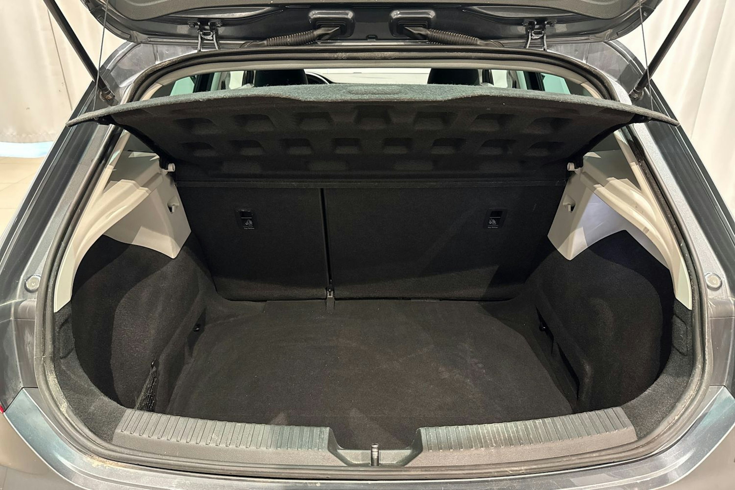harmaa SEAT Leon 2018 kuva 15.