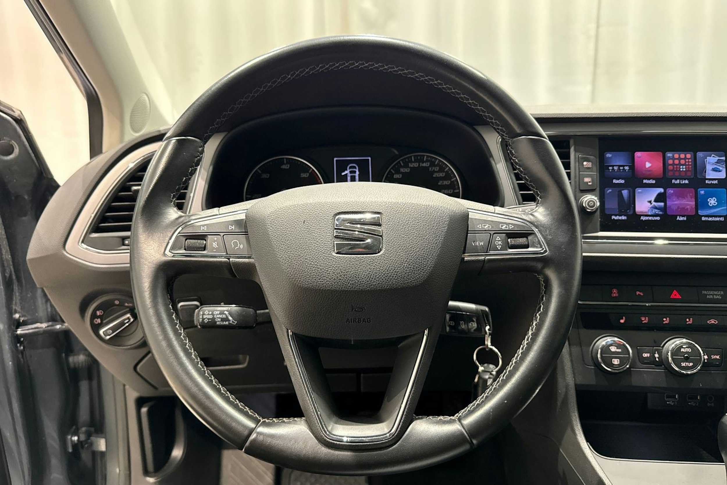 harmaa SEAT Leon 2018 kuva 16.