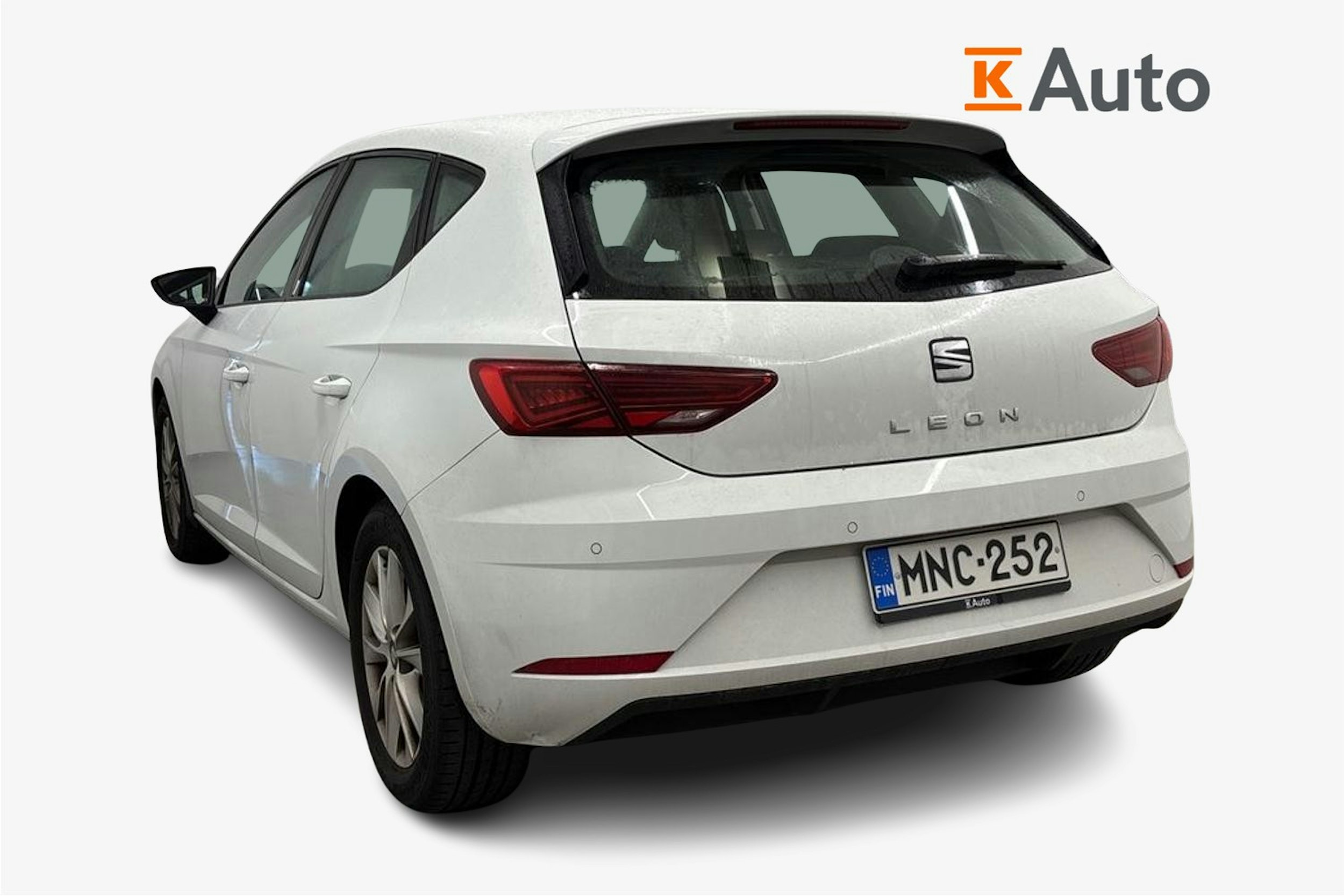 valkoinen SEAT Leon 2018 kuva 2.