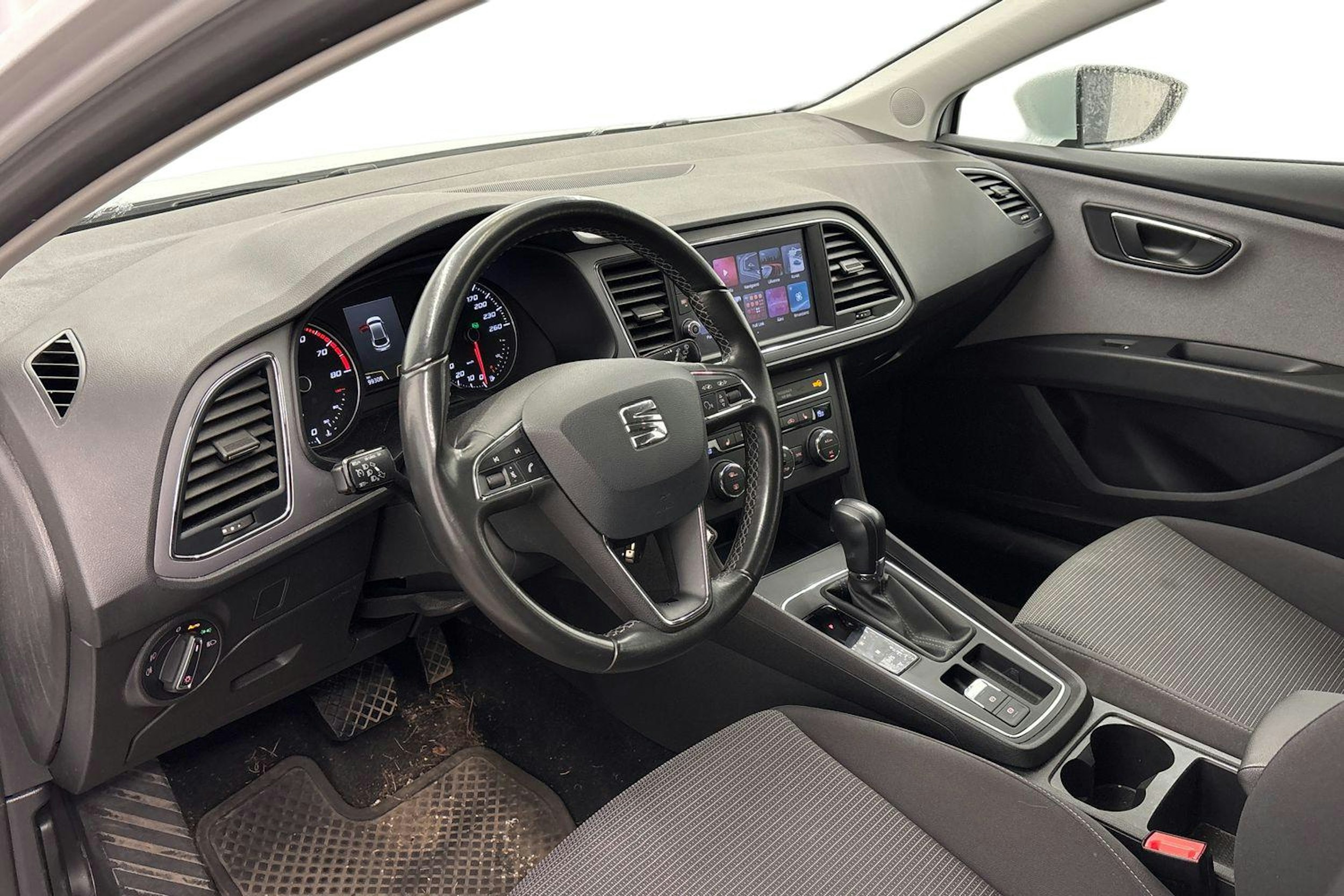 valkoinen SEAT Leon 2018 kuva 3.