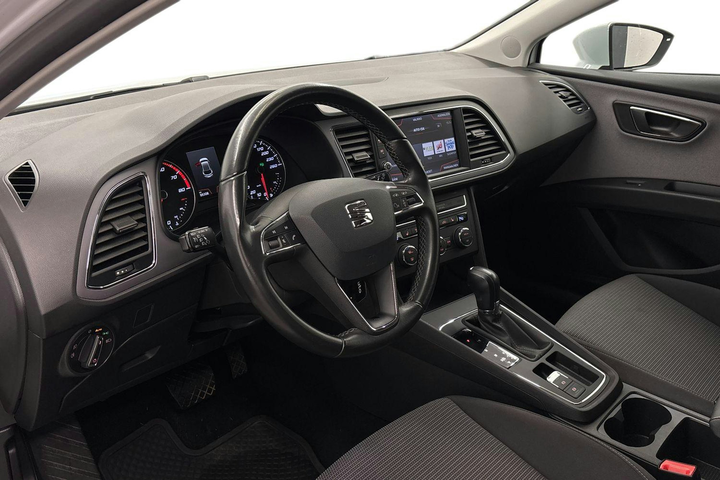 valkoinen SEAT Leon 2018 kuva 7.