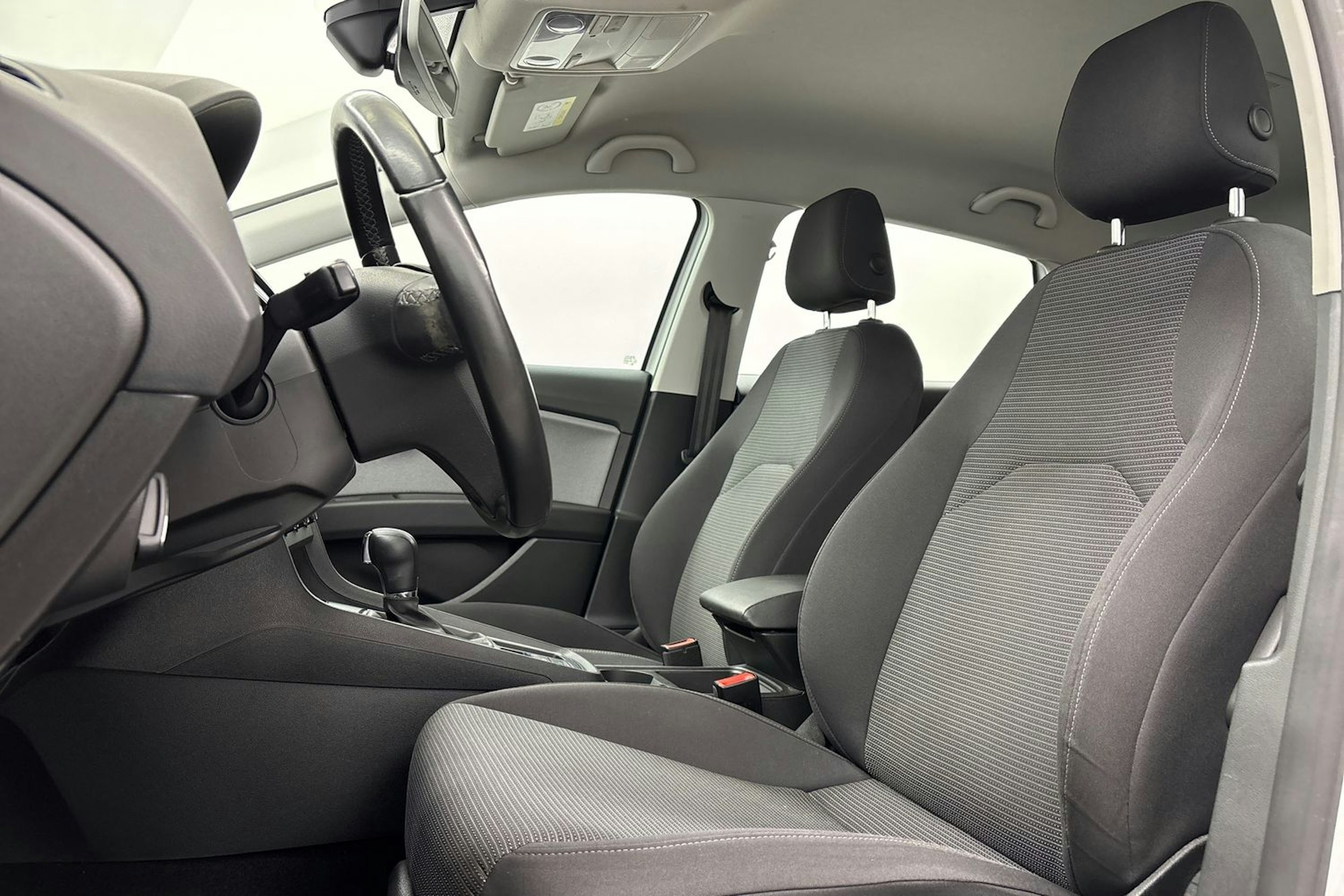 valkoinen SEAT Leon 2018 kuva 14.