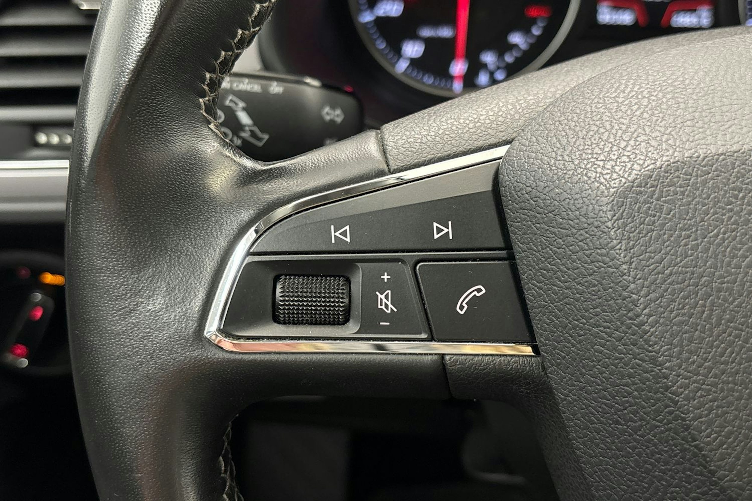 valkoinen SEAT Leon 2018 kuva 16.