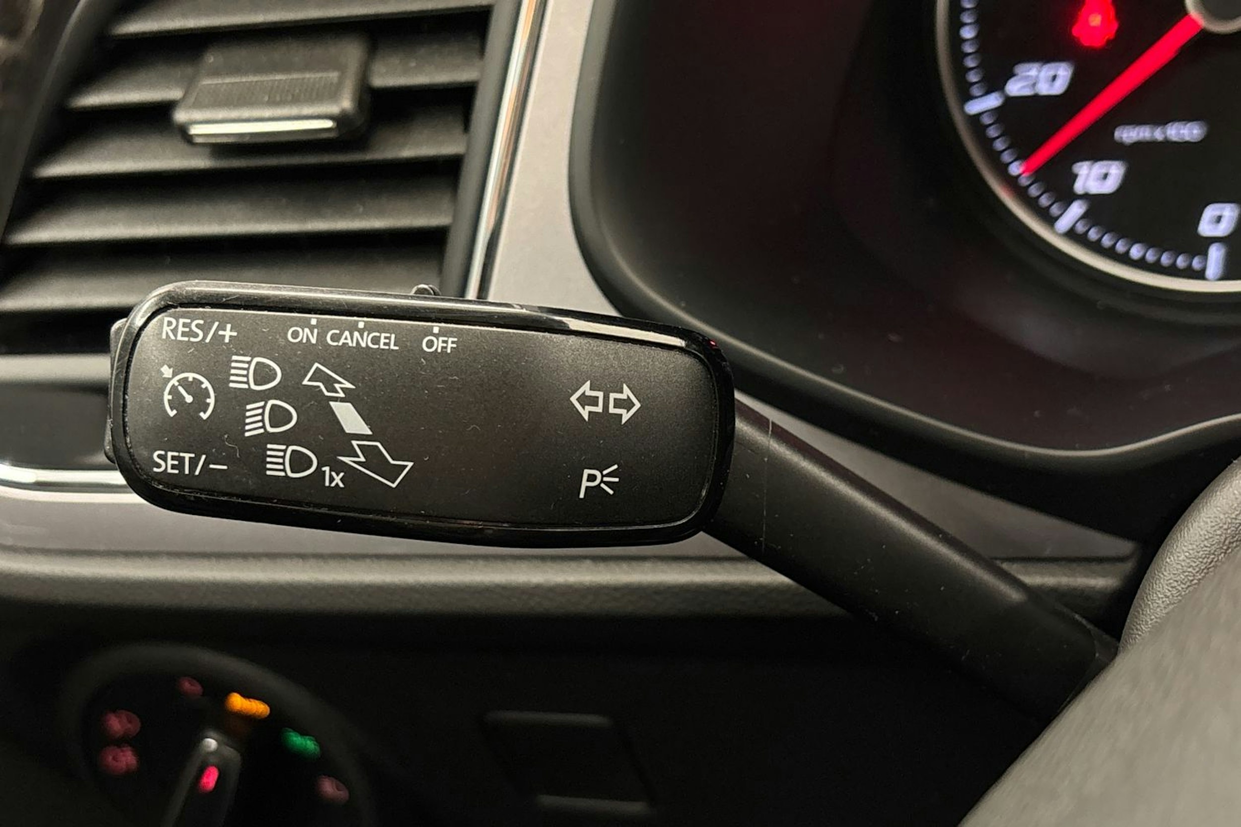 valkoinen SEAT Leon 2018 kuva 18.
